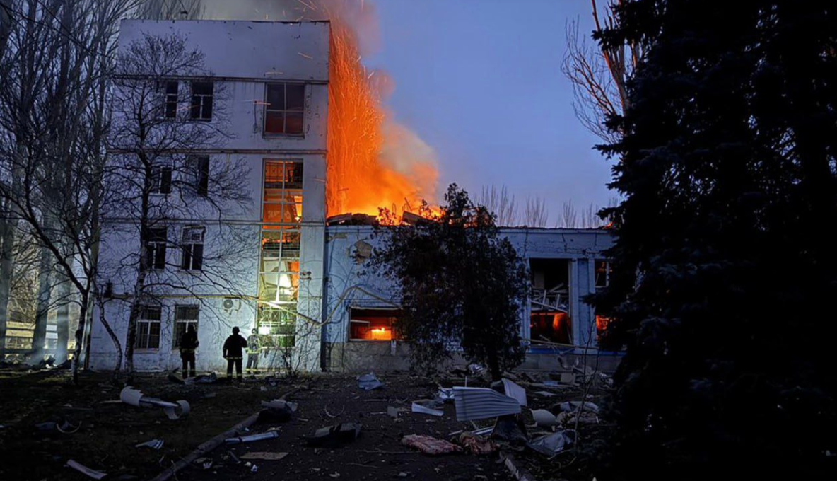 Quân đội Nga tiến vào các khu dân cư ở Kharkov và Donetsk, pháo kích dữ dội Zaporizhzhia - Ảnh 1.