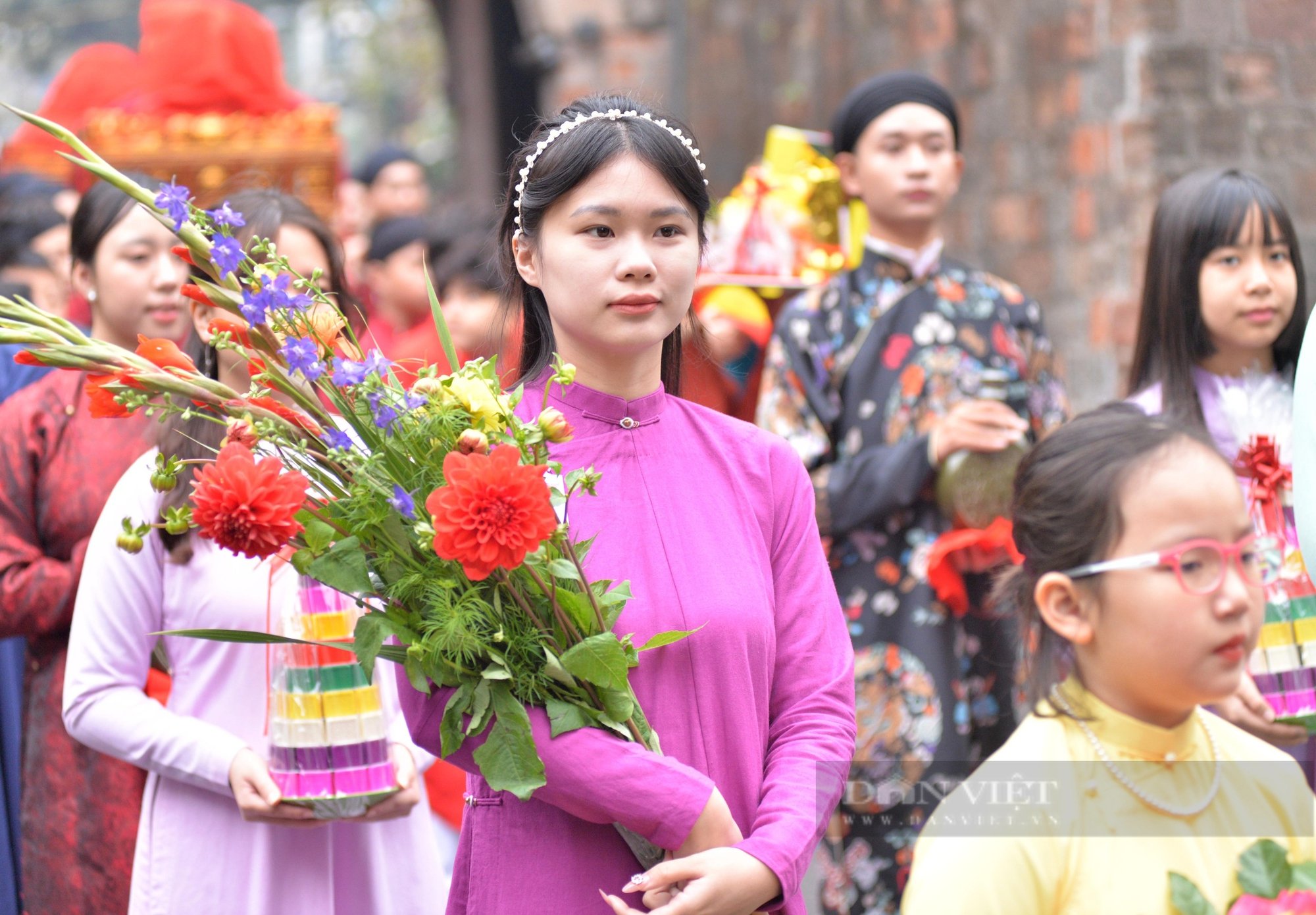 Thiếu nữ xinh đẹp xúng xính váy áo đủ màu sắc mang xuân xuống phố - Ảnh 5.