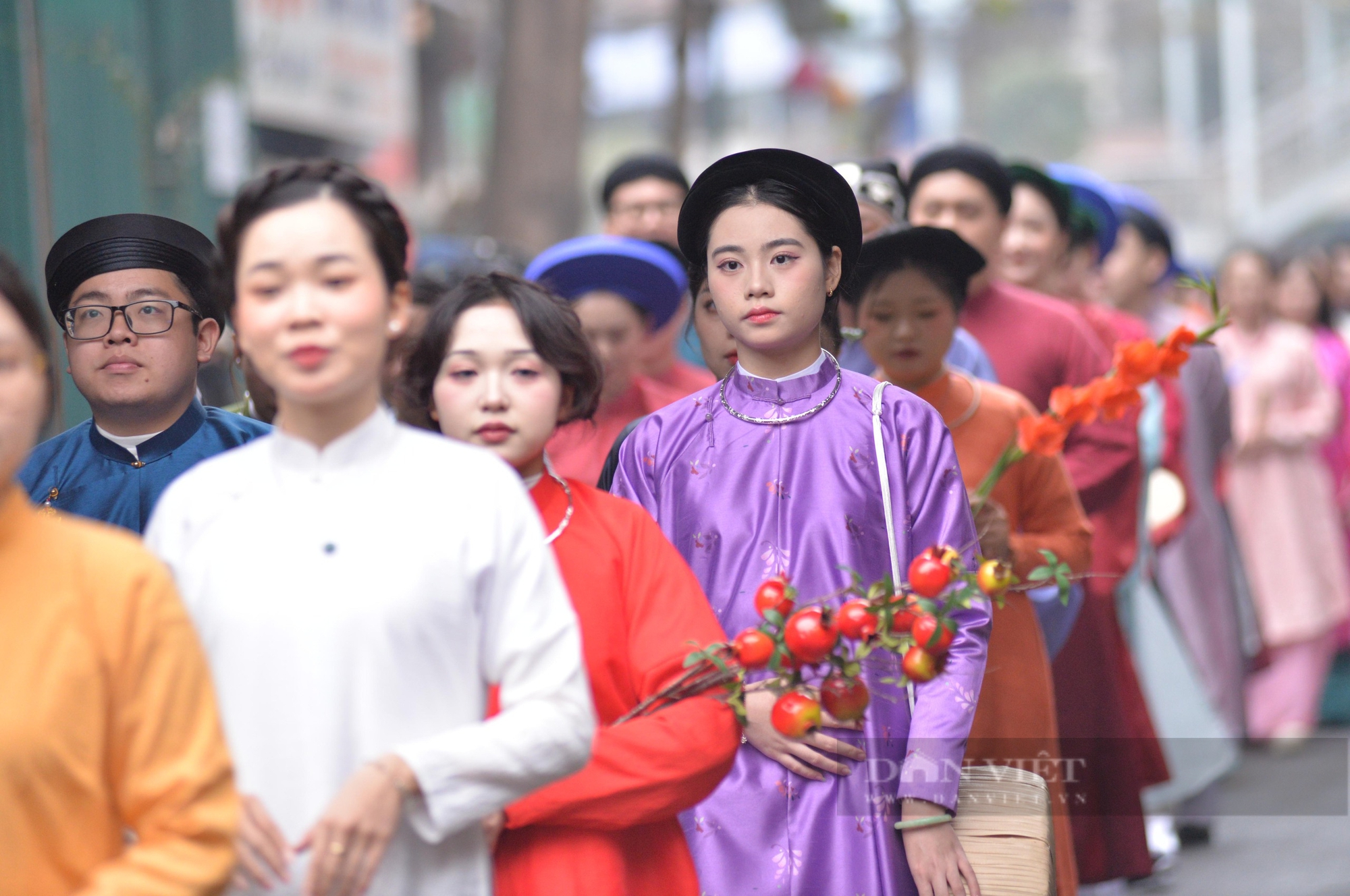Thiếu nữ xinh đẹp xúng xính váy áo đủ màu sắc mang xuân xuống phố - Ảnh 7.
