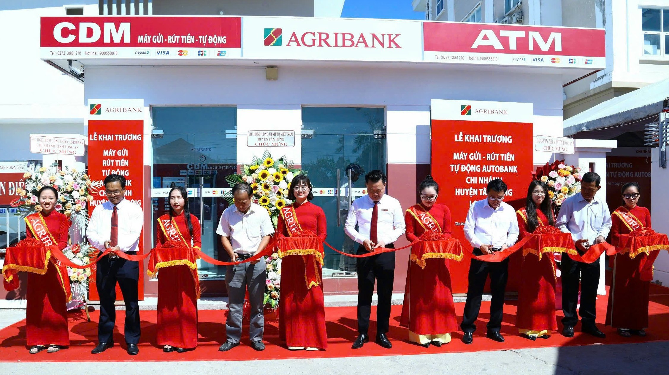 Agribank Chi nhánh tỉnh Long An khai trương 2 điểm giao dịch ngân hàng tự động Autobank- Ảnh 1.