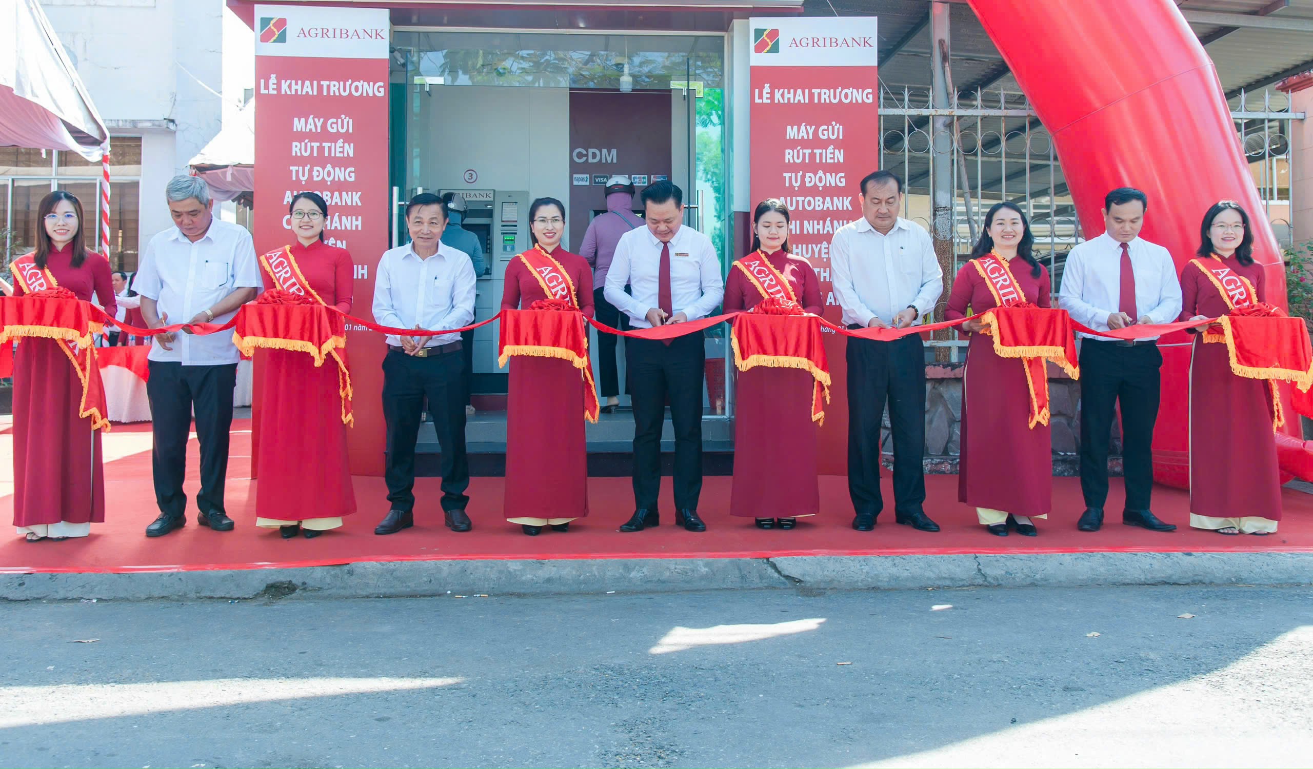 Agribank Chi nhánh tỉnh Long An khai trương 2 điểm giao dịch ngân hàng tự động Autobank- Ảnh 2.