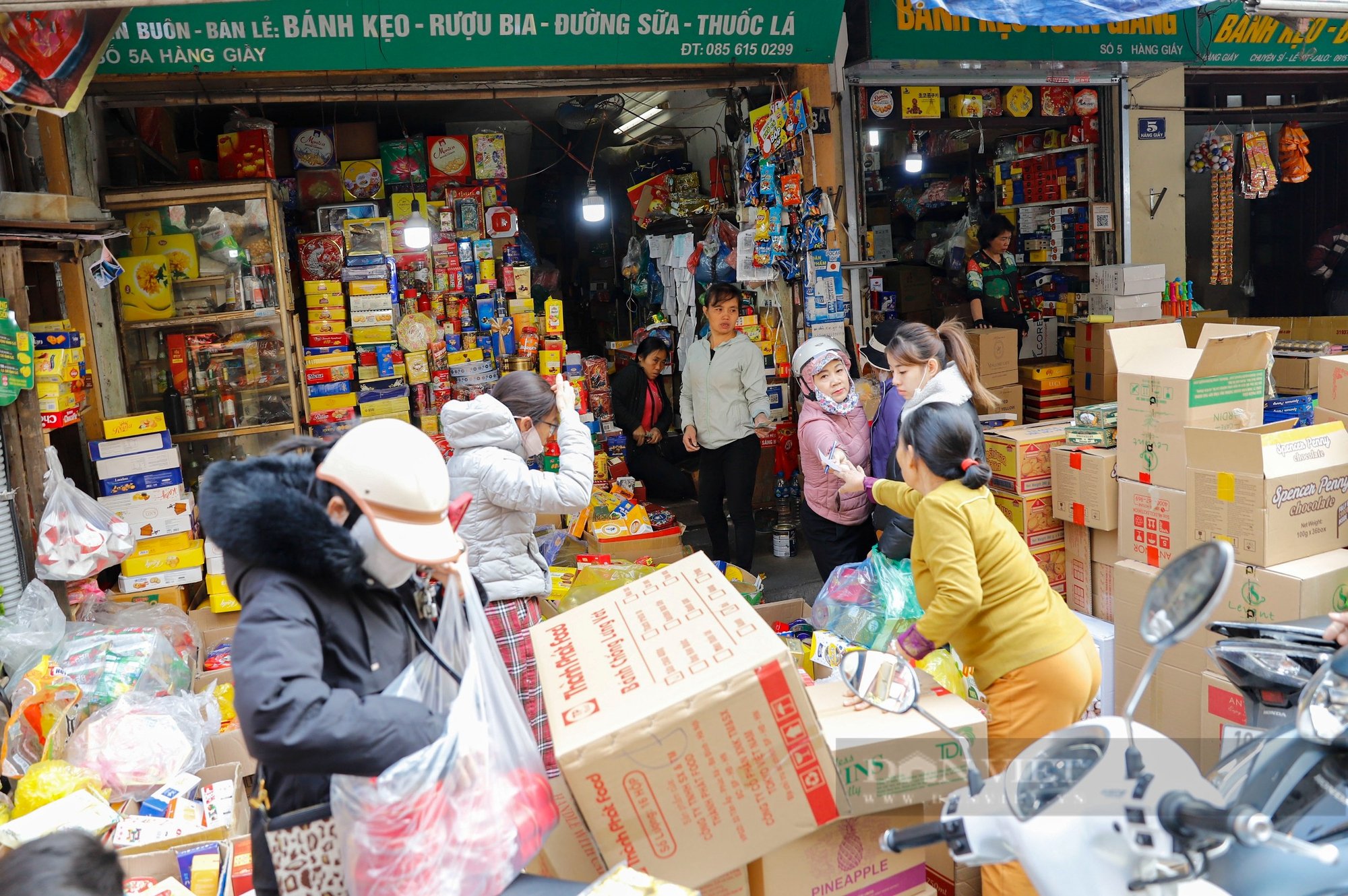 "Thủ phủ" bánh kẹo Hà Nội thất thủ, tiểu thương căng mình bê vác hàng hóa- Ảnh 5.
