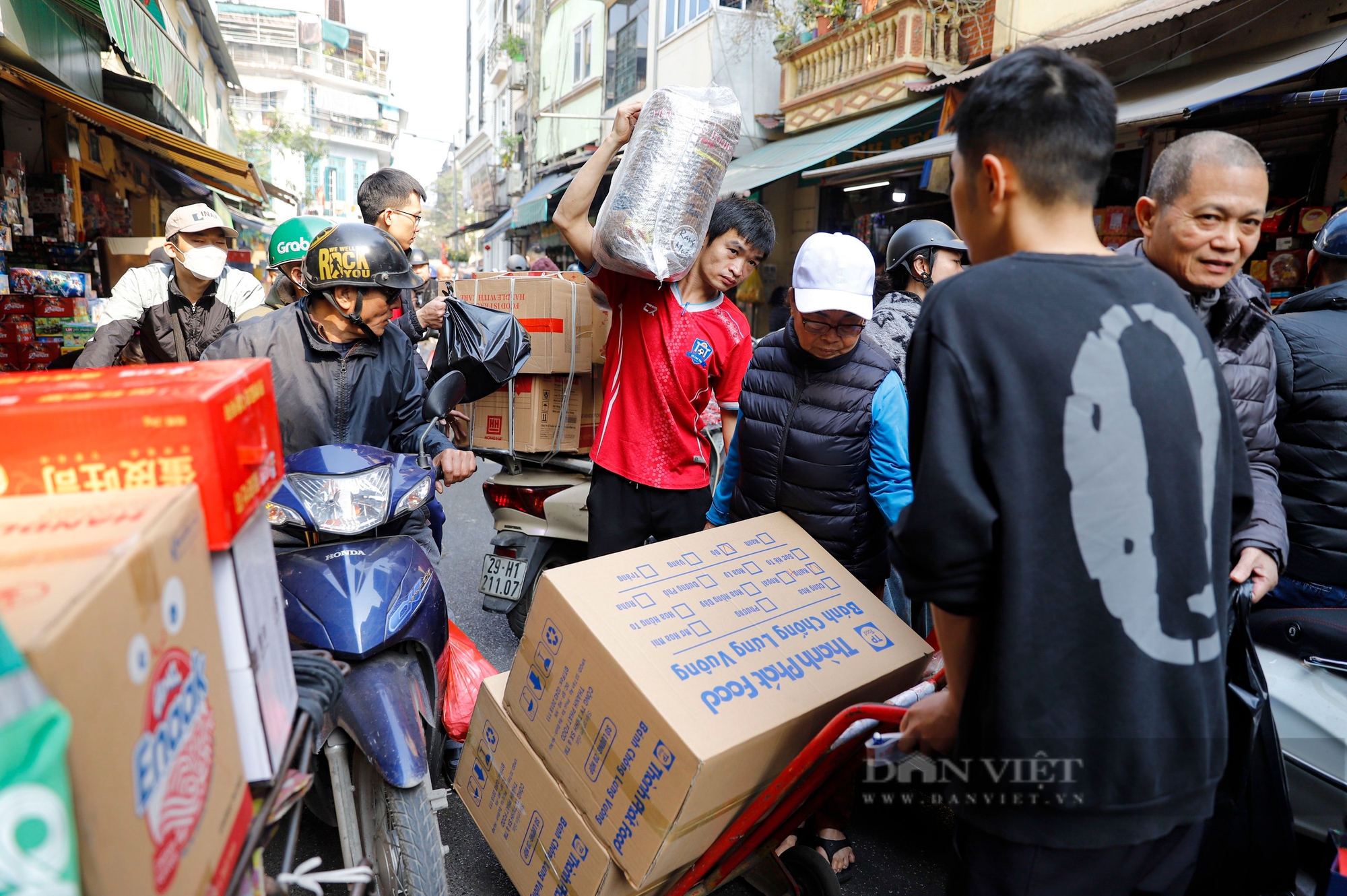 "Thủ phủ" bánh kẹo Hà Nội thất thủ, tiểu thương căng mình bê vác hàng hóa- Ảnh 3.