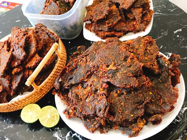 Mách bạn bí quyết làm bò khô vừa đơn giản, dễ làm vừa thơm ngon đúng vị cùng loại gia vị đặc biệt - Ảnh 1.