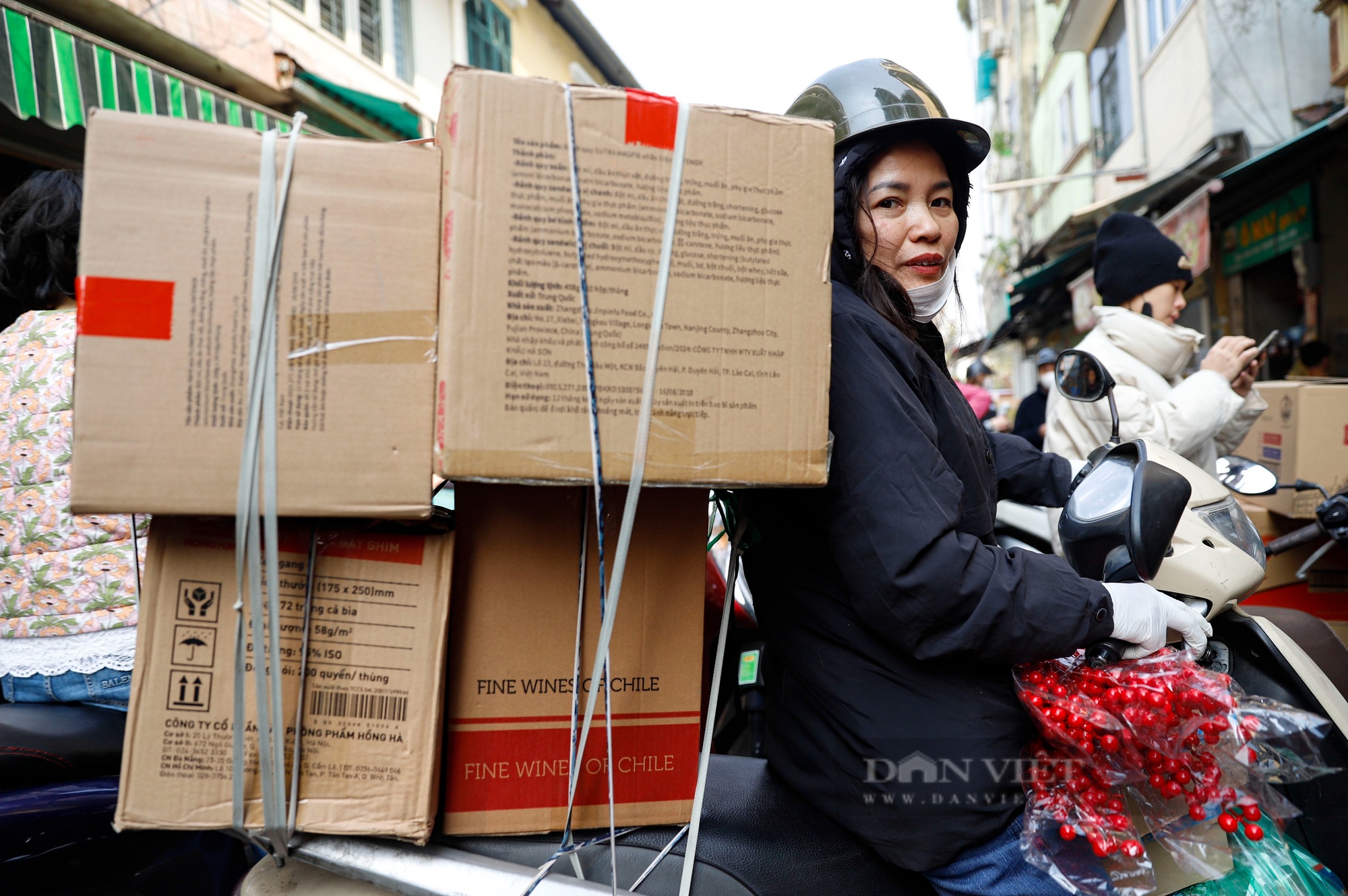 "Thủ phủ" bánh kẹo Hà Nội thất thủ, tiểu thương căng mình bê vác hàng hóa- Ảnh 7.