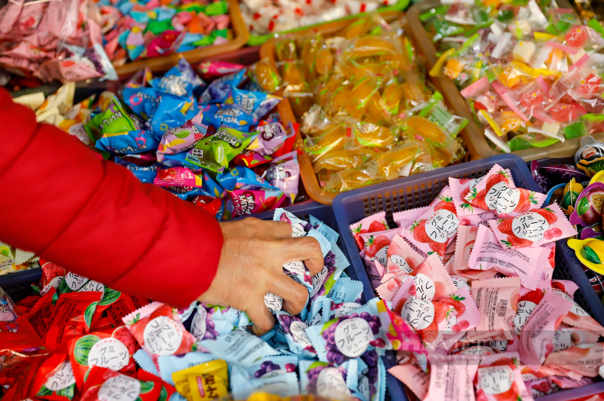 "Thủ phủ" bánh kẹo Hà Nội thất thủ, tiểu thương căng mình bê vác hàng hóa- Ảnh 9.