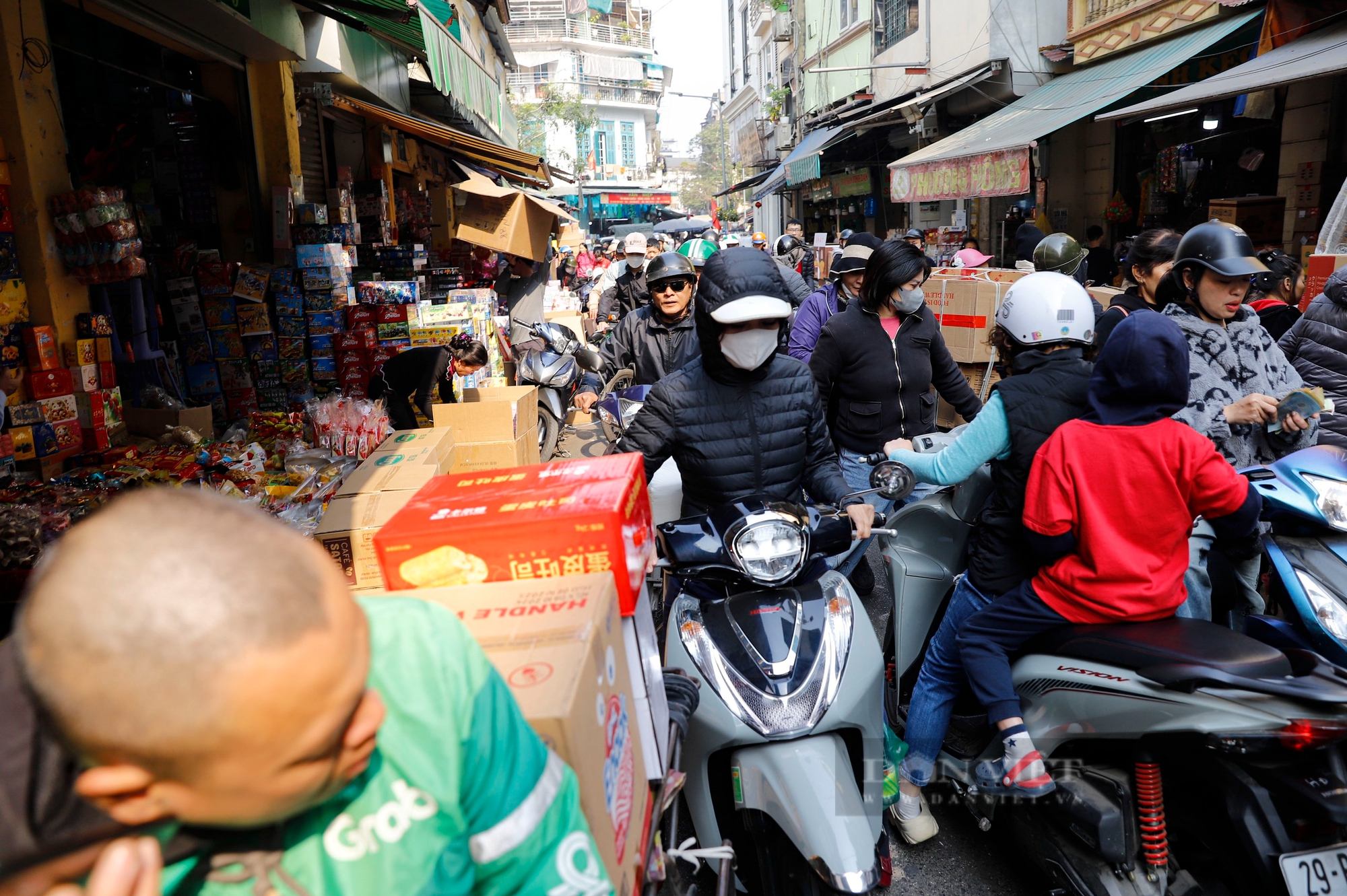 "Thủ phủ" bánh kẹo Hà Nội thất thủ, tiểu thương căng mình bê vác hàng hóa- Ảnh 10.