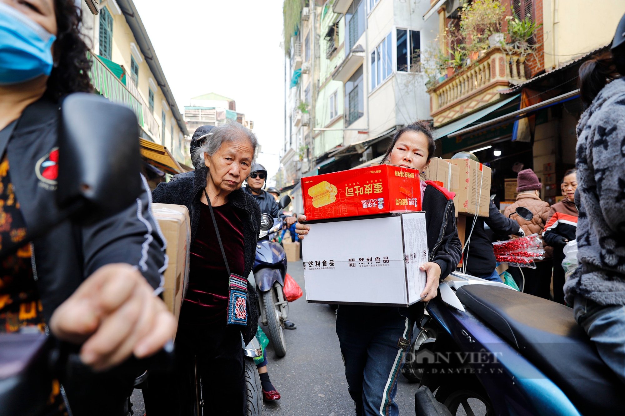 "Thủ phủ" bánh kẹo Hà Nội thất thủ, tiểu thương căng mình bê vác hàng hóa- Ảnh 4.