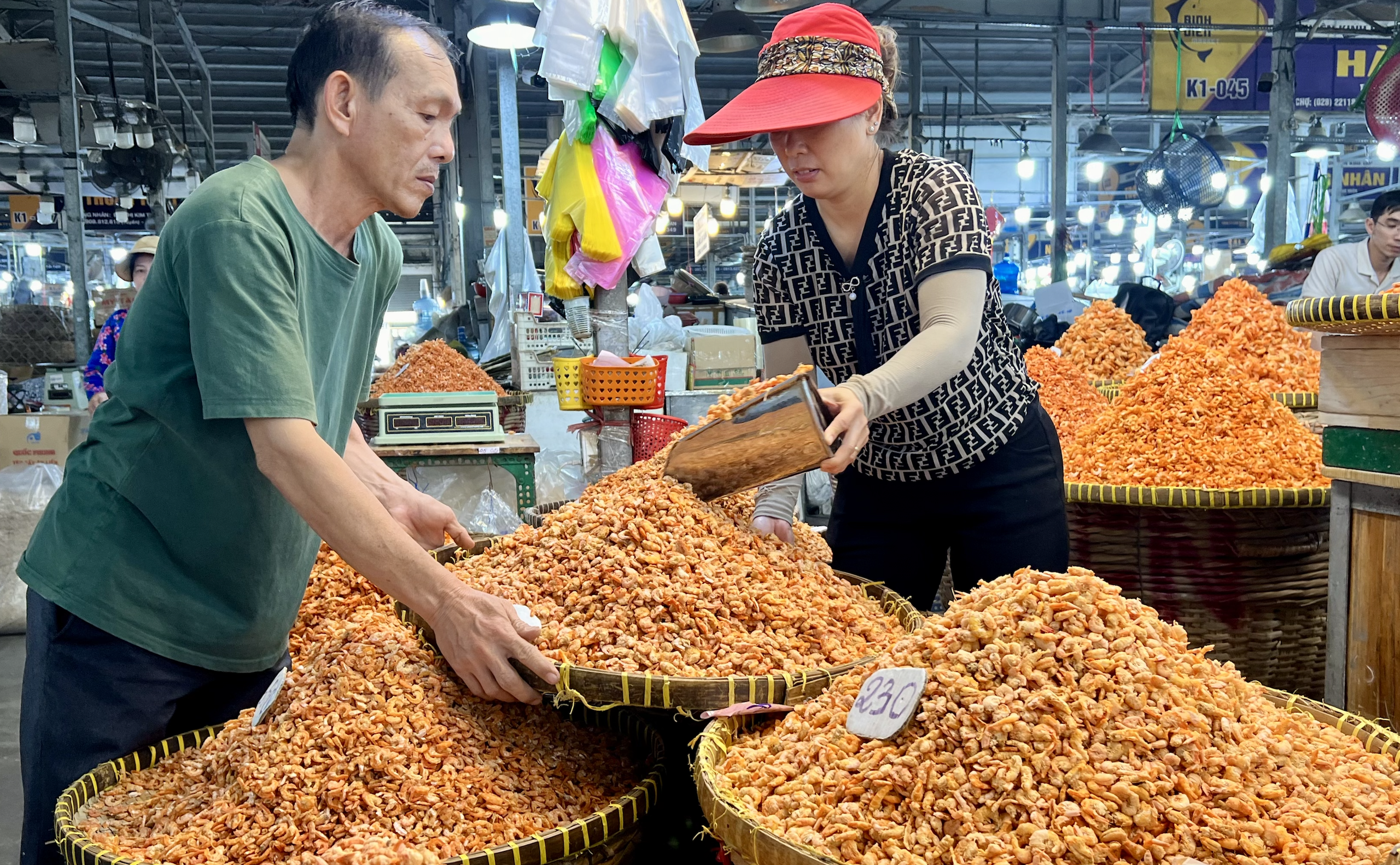 Một mặt hàng Tết đang bán đắt như tôm tươi ở chợ đầu mối lớn nhất TP.HCM - Ảnh 1.