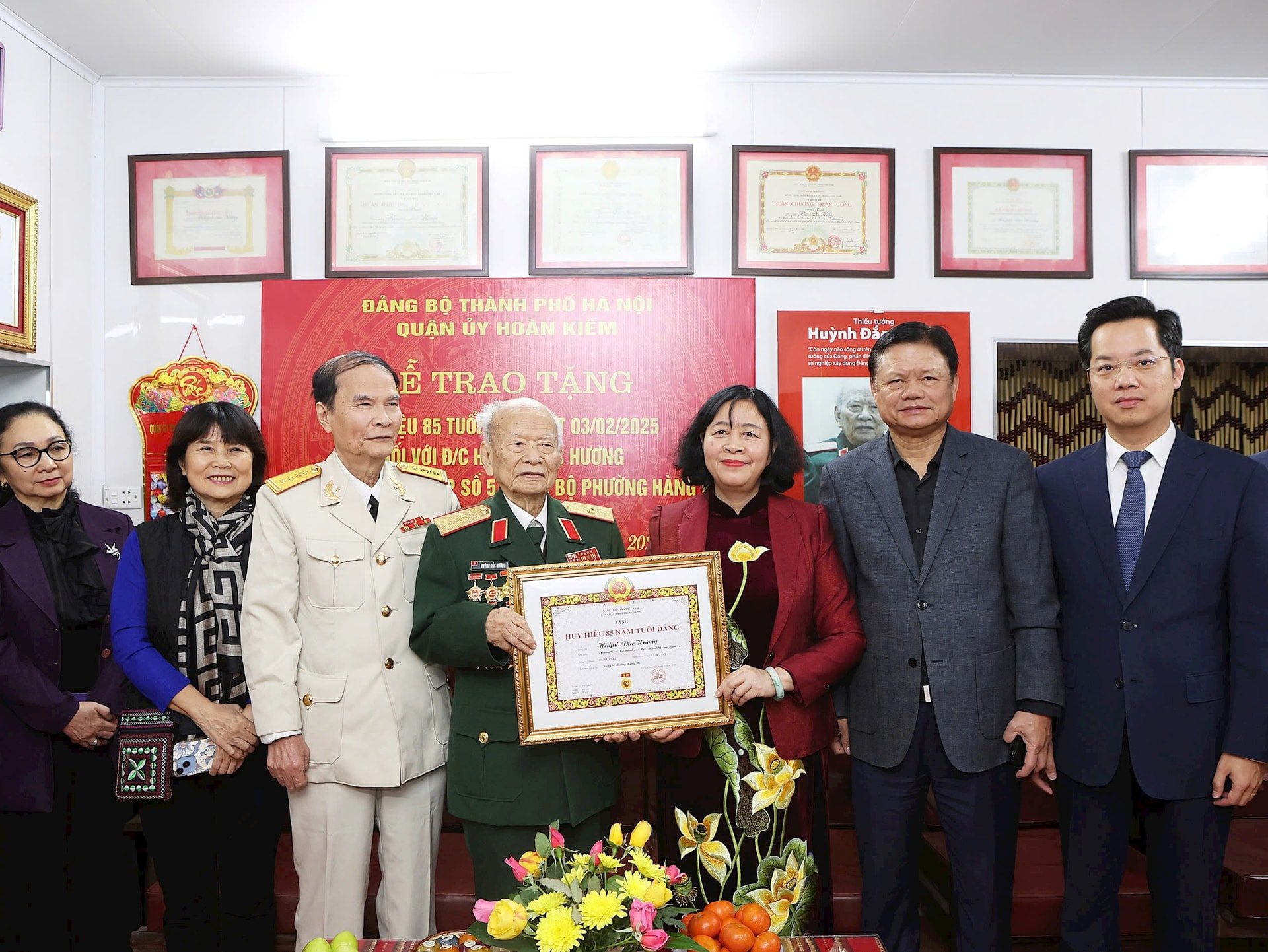 Bí thư Hà Nội trao huy hiệu 85 năm tuổi Đảng cho Thiếu tướng Huỳnh Đắc Hương - Ảnh 1.