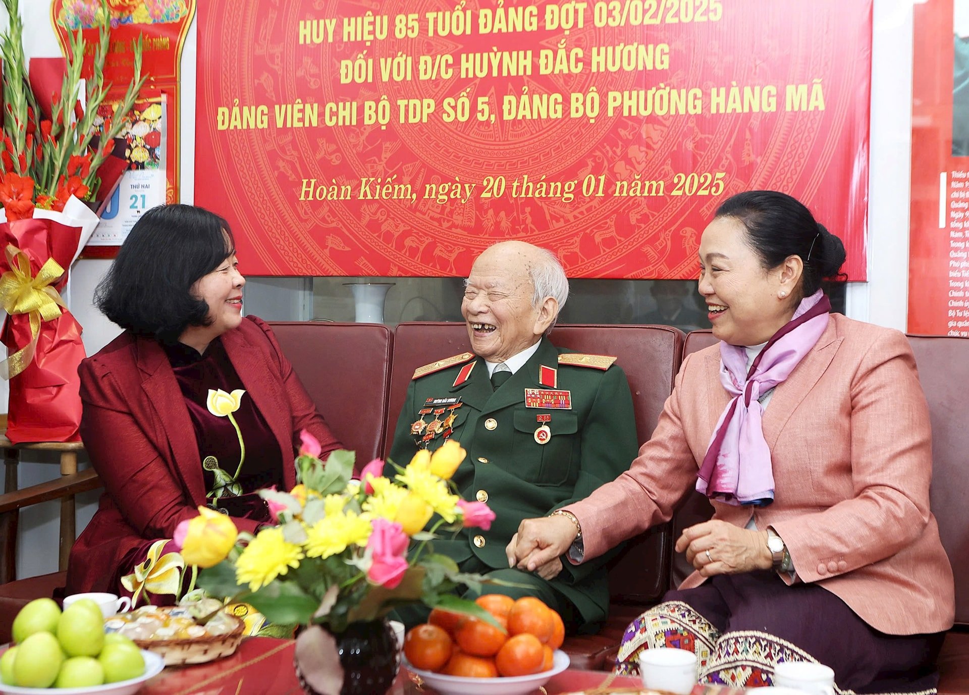 Bí thư Hà Nội trao huy hiệu 85 năm tuổi Đảng cho Thiếu tướng Huỳnh Đắc Hương - Ảnh 2.