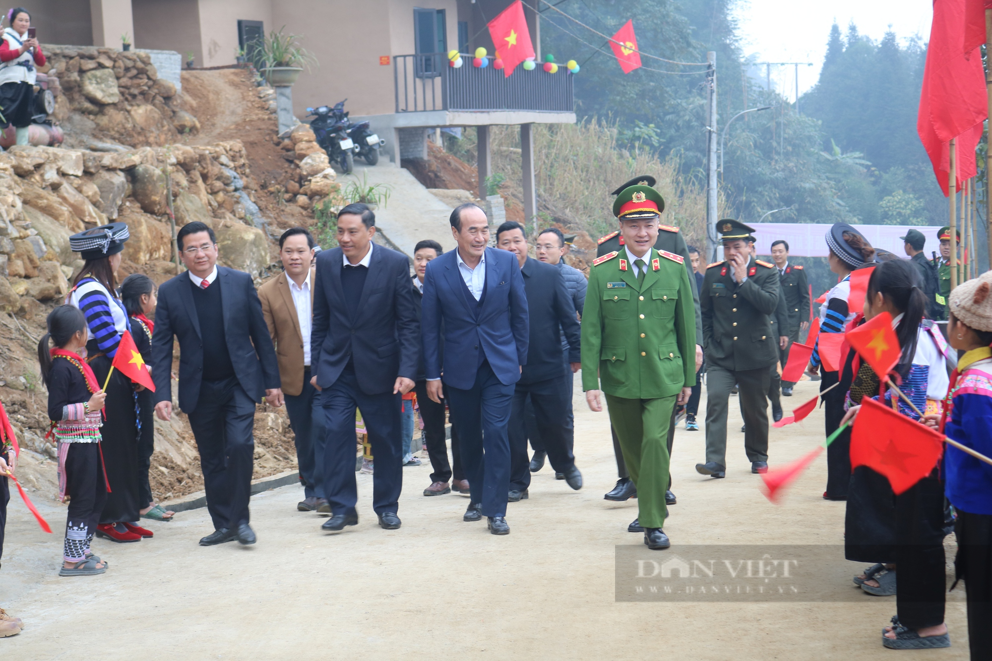Thứ trưởng Bộ Công an Nguyễn Ngọc Lâm dự Lễ khánh thành và bàn giao nhà khu dân cư tái thiết ở Lào Cai- Ảnh 1.