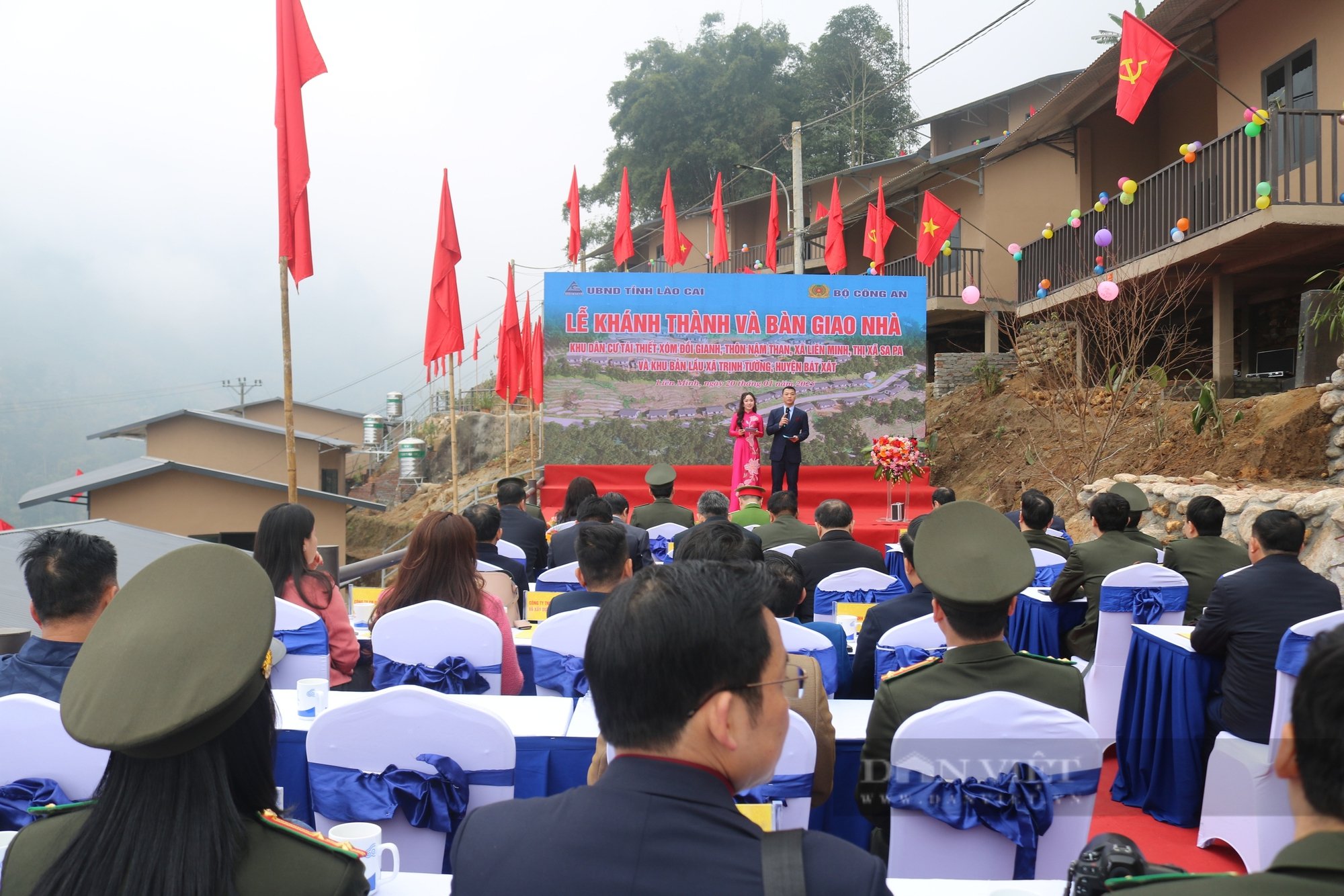 Thứ trưởng Bộ Công an Nguyễn Ngọc Lâm dự Lễ khánh thành và bàn giao nhà khu dân cư tái thiết ở Lào Cai- Ảnh 2.