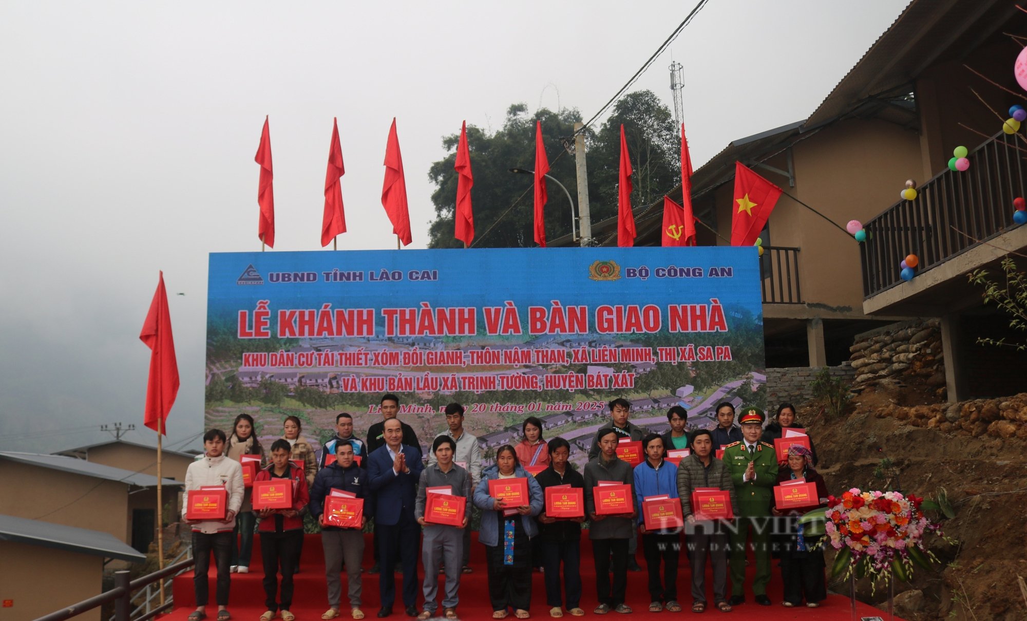 Thứ trưởng Bộ Công an Nguyễn Ngọc Lâm dự Lễ khánh thành và bàn giao nhà khu dân cư tái thiết ở Lào Cai- Ảnh 5.