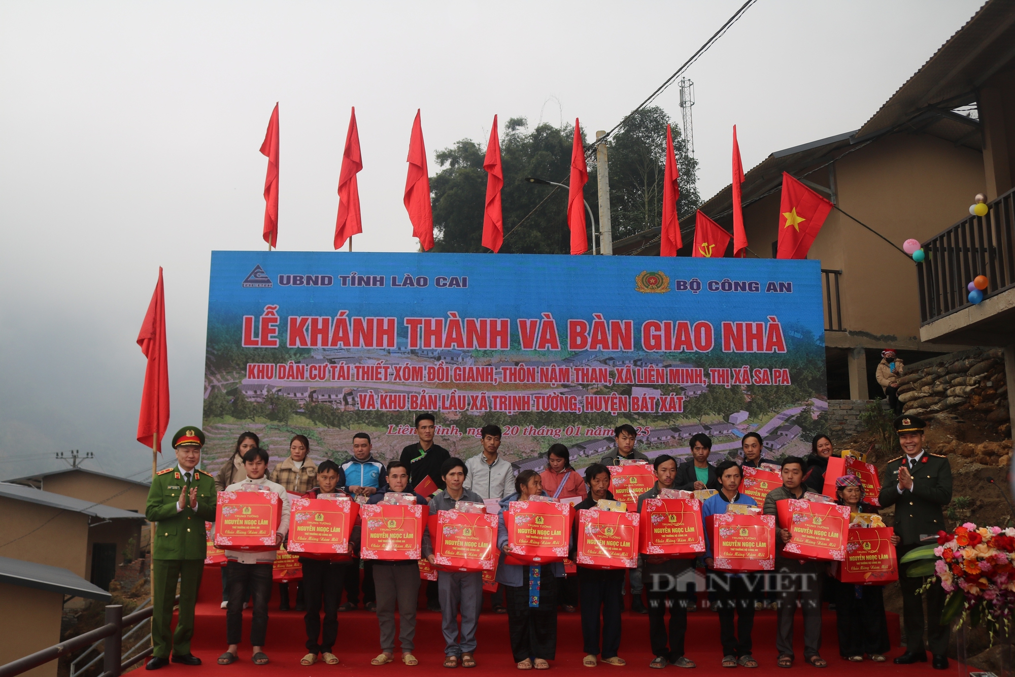 Thứ trưởng Bộ Công an Nguyễn Ngọc Lâm dự Lễ khánh thành và bàn giao nhà khu dân cư tái thiết ở Lào Cai- Ảnh 6.