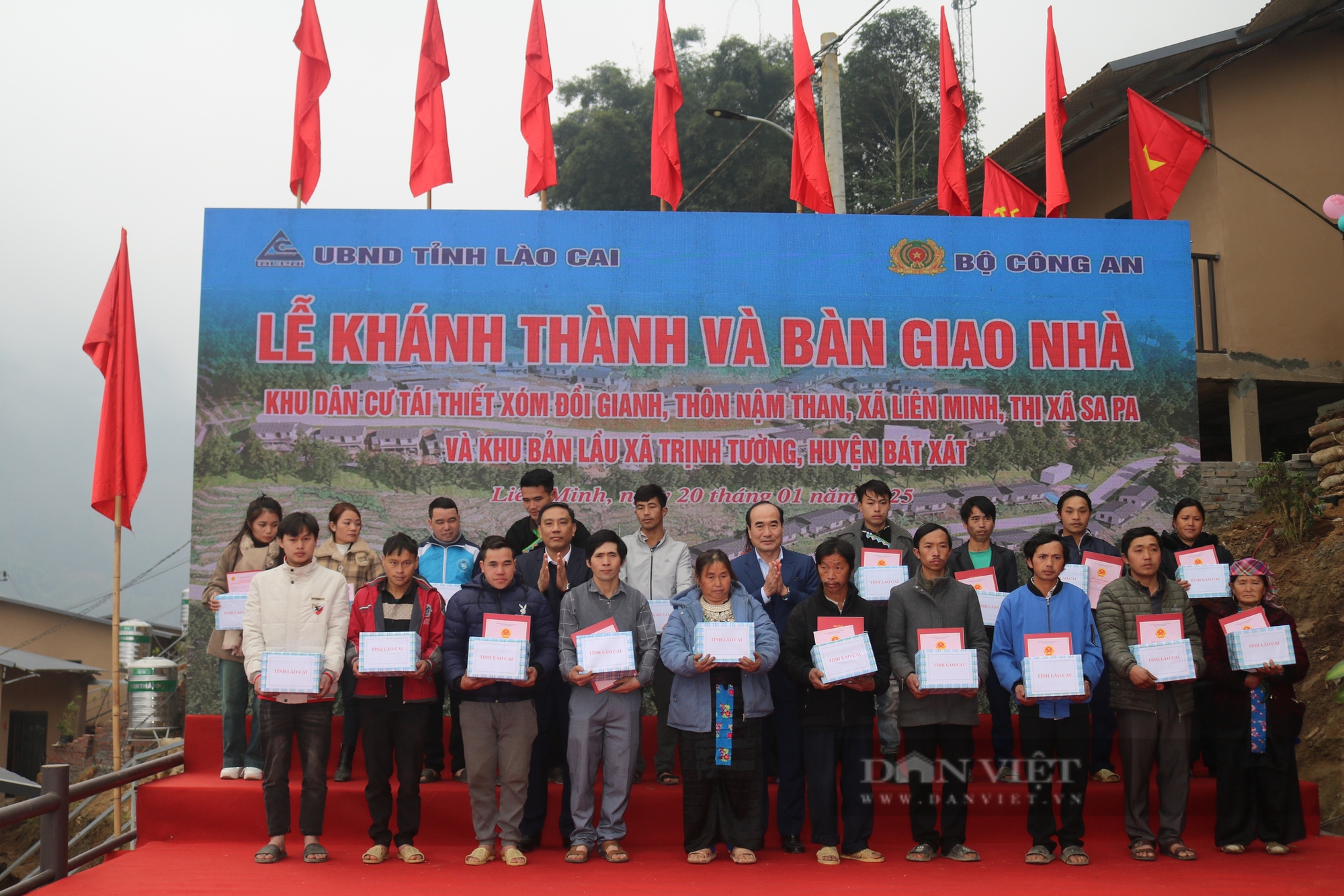 Thứ trưởng Bộ Công an Nguyễn Ngọc Lâm dự Lễ khánh thành và bàn giao nhà khu dân cư tái thiết ở Lào Cai- Ảnh 7.