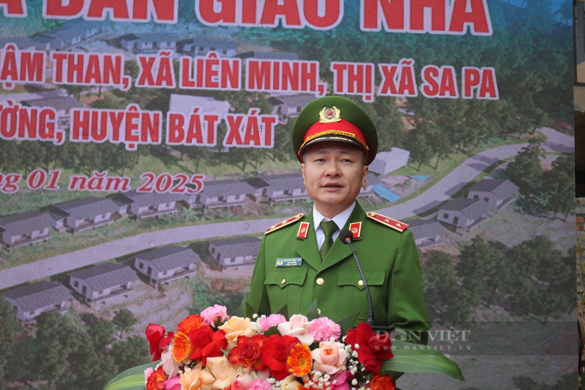Thứ trưởng Bộ Công an Nguyễn Ngọc Lâm dự Lễ khánh thành và bàn giao nhà khu dân cư tái thiết ở Lào Cai- Ảnh 3.