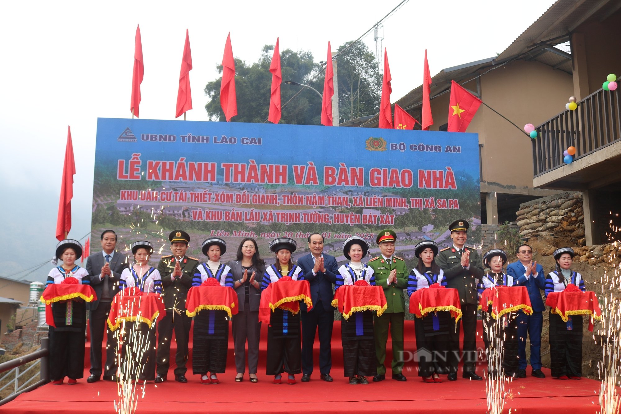 Thứ trưởng Bộ Công an Nguyễn Ngọc Lâm dự Lễ khánh thành và bàn giao nhà khu dân cư tái thiết ở Lào Cai- Ảnh 8.