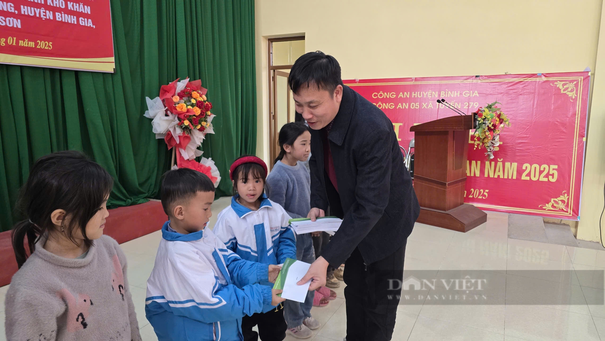 Báo Nông thôn ngày nay tặng quà Tết cho nông dân Thiện Hòa và Thiện Long - Ảnh 2.