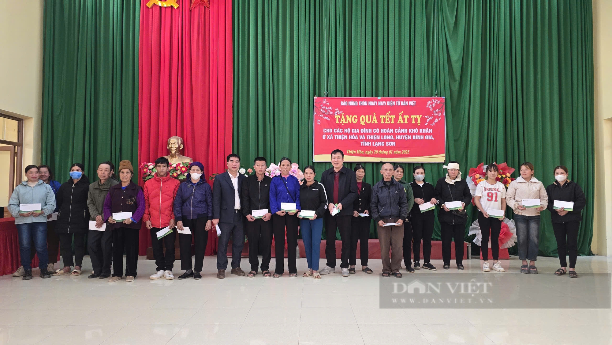 Báo Nông thôn ngày nay tặng quà Tết cho nông dân Thiện Hòa và Thiện Long - Ảnh 3.