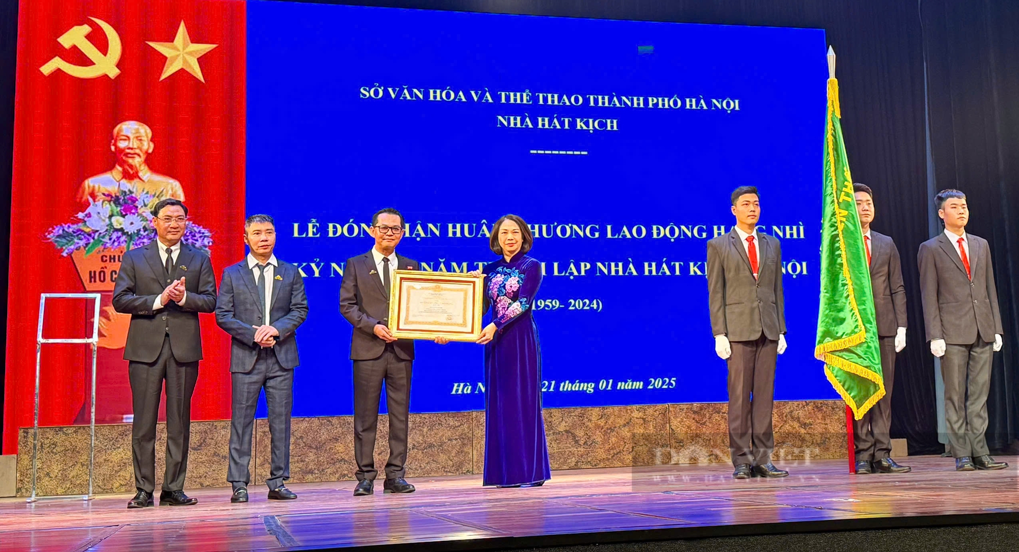 NSND Trung Hiếu nhận Huân chương Lao động hạng Ba, NSND Công Lý cũng bất ngờ nhận Bằng khen - Ảnh 1.