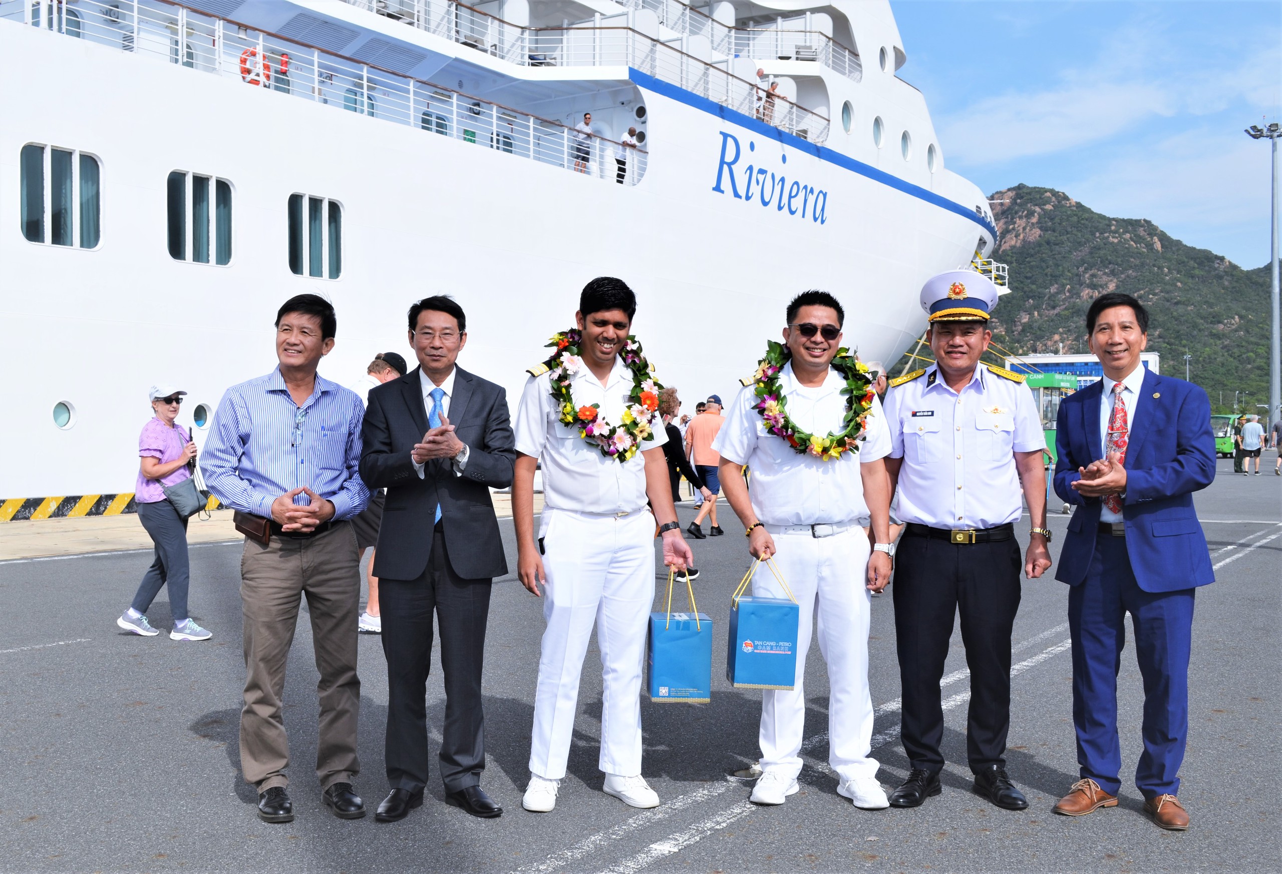 Tàu biển quốc tế Oceania Riviera đưa  1.200 khách đến Khánh Hòa- Ảnh 1.