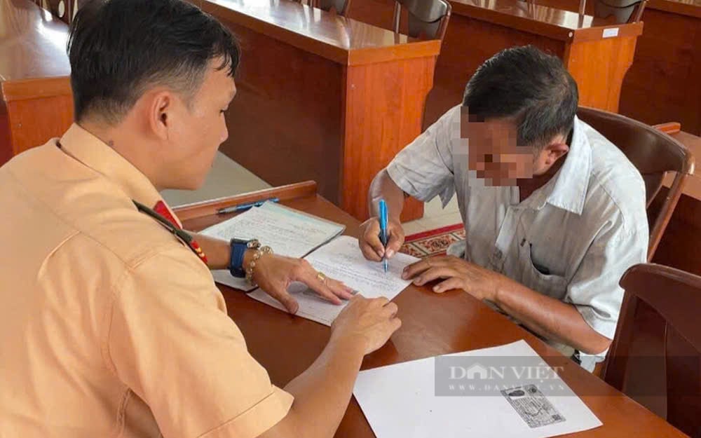 Phạt 4 triệu người đàn ông mặc áo xe ôm công nghệ điều chỉnh đèn tín hiệu giao thông ở Thủ Đức- Ảnh 1.