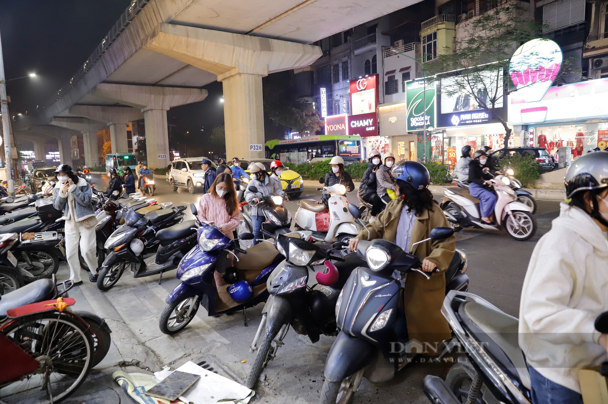 Cận Tết, 'tín đồ' thời trang săn sale tới tận nửa đêm, siêu thị liên tục lấp đầy kệ trống - Ảnh 3.