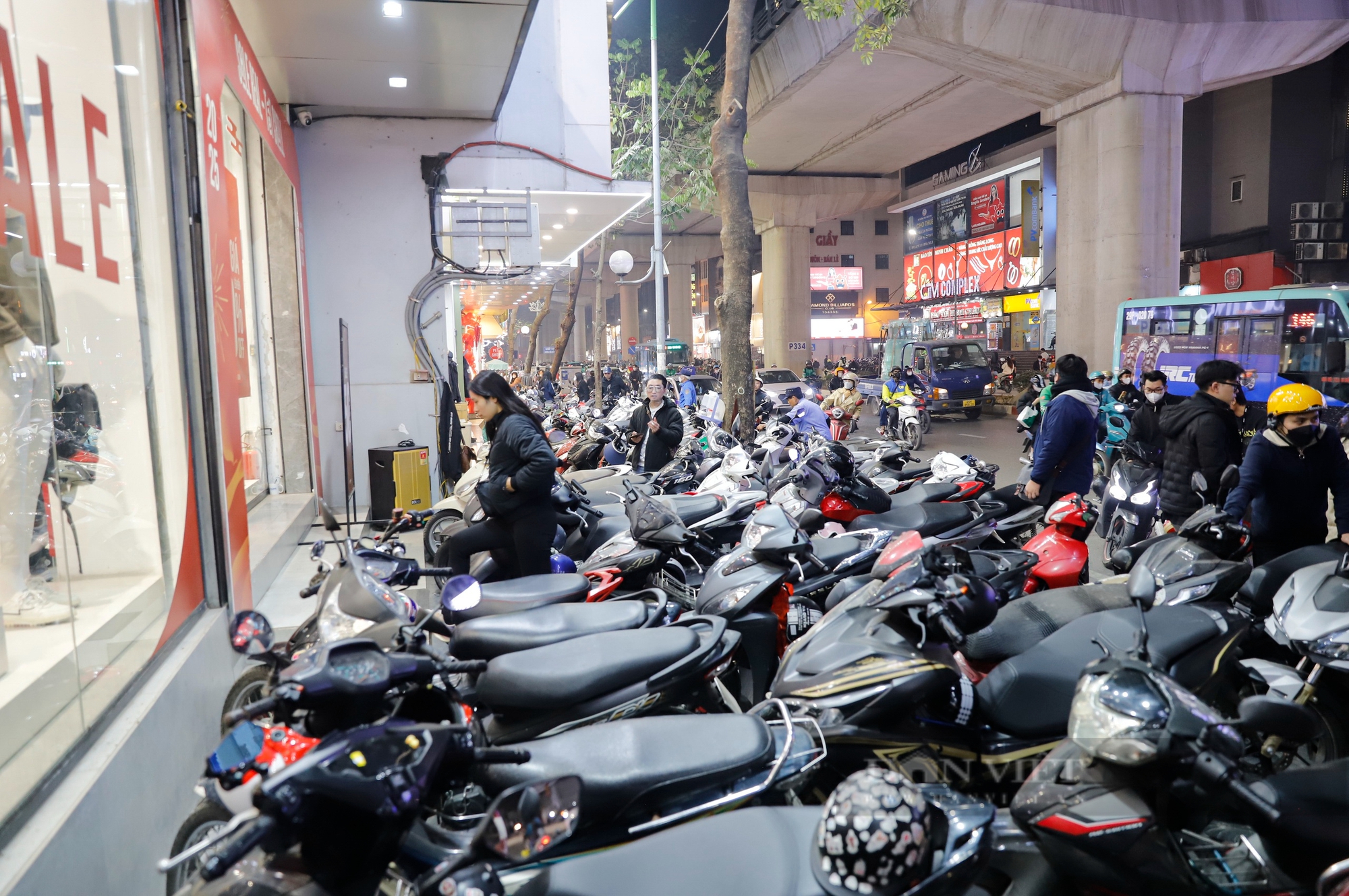 Cận Tết, 'tín đồ' thời trang săn sale tới tận nửa đêm, siêu thị liên tục lấp đầy kệ trống - Ảnh 4.