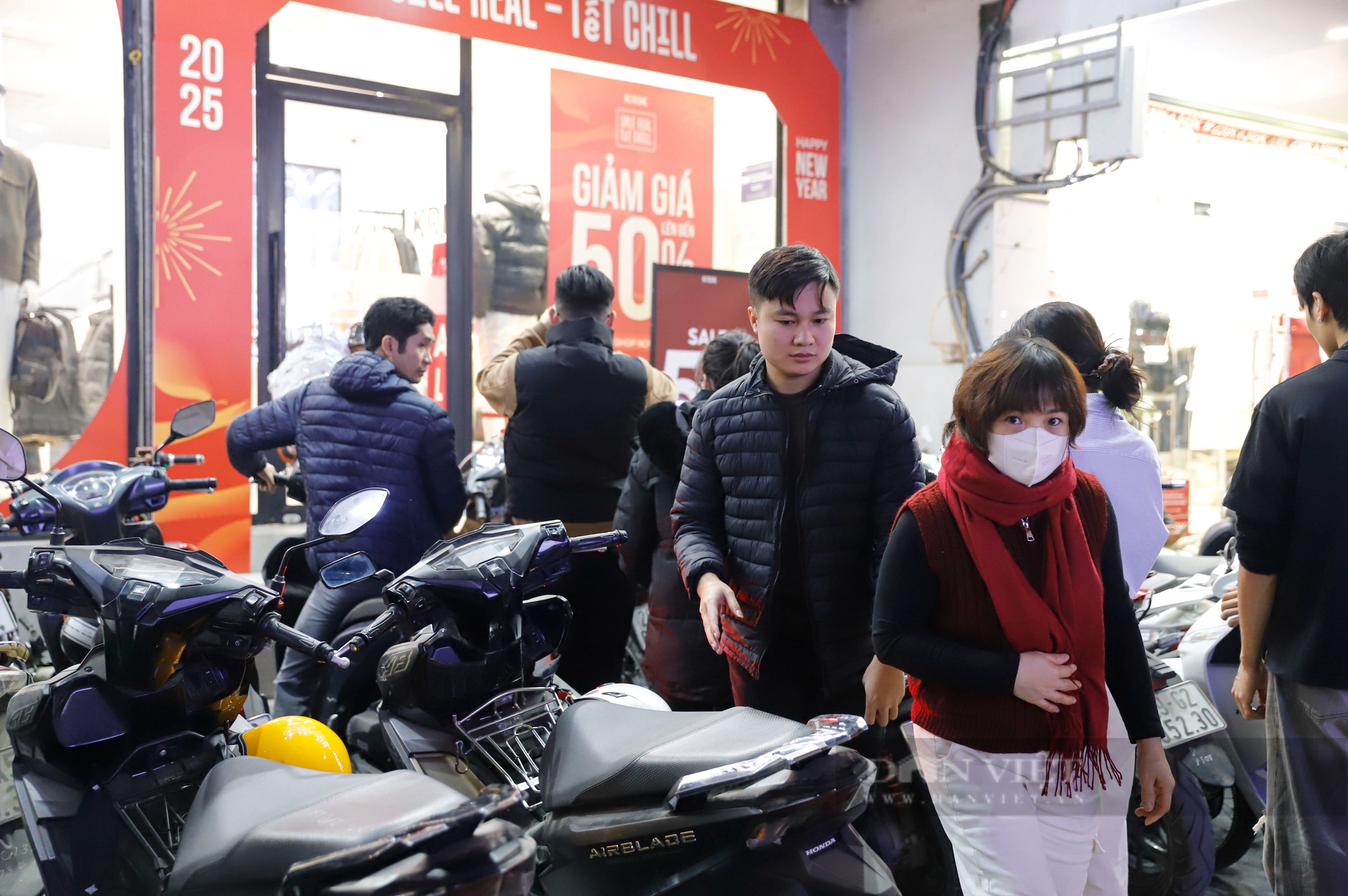 Cận Tết, 'tín đồ' thời trang săn sale tới tận nửa đêm, siêu thị liên tục lấp đầy kệ trống - Ảnh 15.