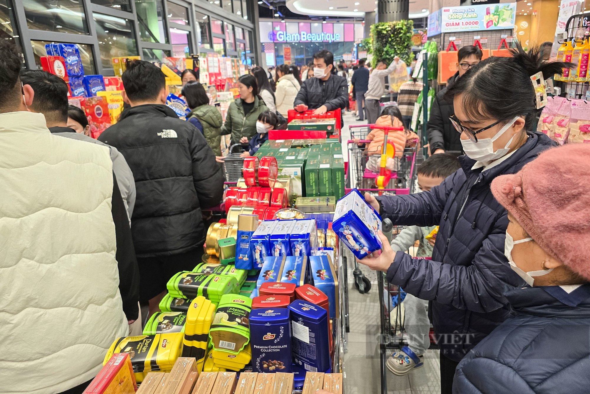 Cận Tết, 'tín đồ' thời trang săn sale tới tận nửa đêm, siêu thị liên tục lấp đầy kệ trống - Ảnh 37.