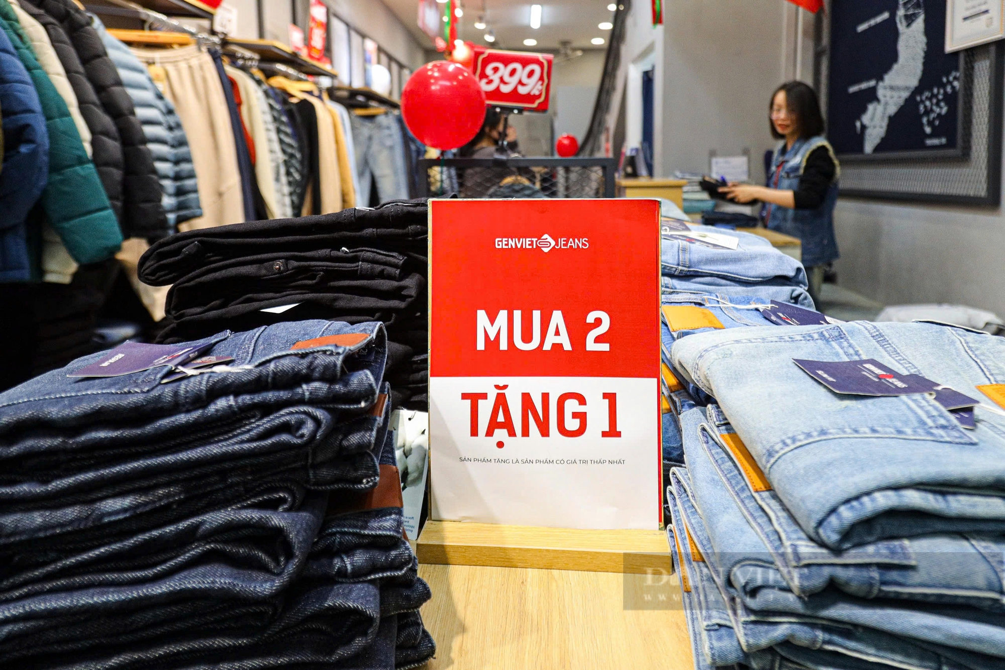 Cận Tết, 'tín đồ' thời trang săn sale tới tận nửa đêm, siêu thị liên tục lấp đầy kệ trống - Ảnh 19.