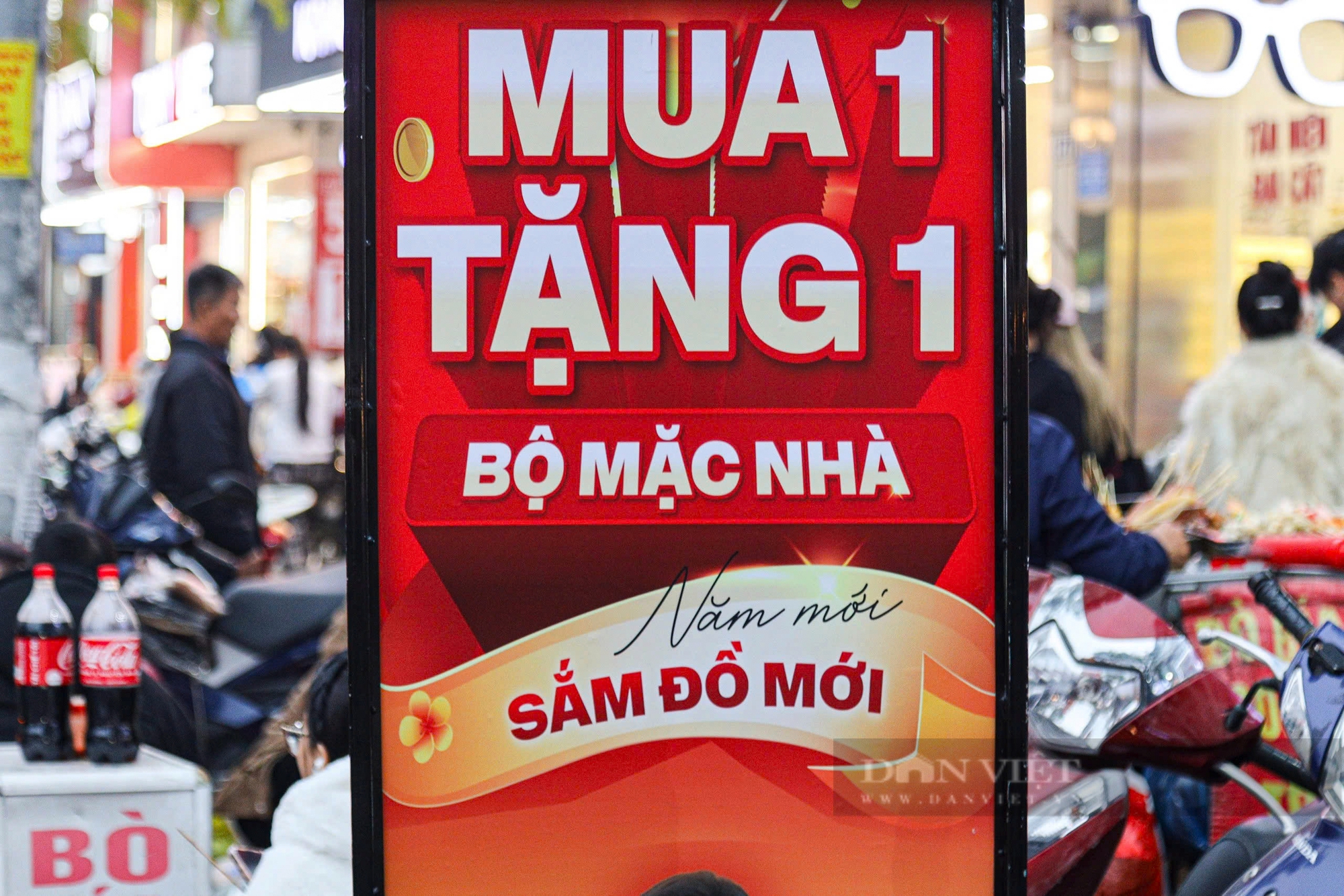 Cận Tết, 'tín đồ' thời trang săn sale tới tận nửa đêm, siêu thị liên tục lấp đầy kệ trống - Ảnh 17.