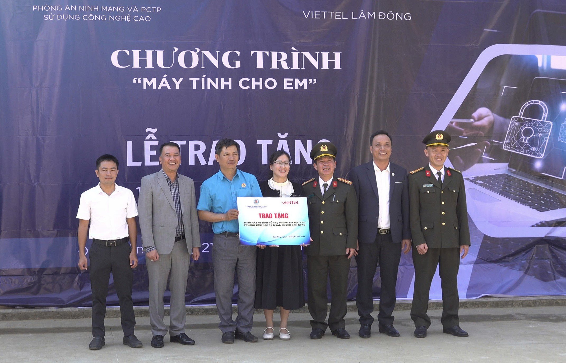 Học sinh tiểu học vùng sâu ở Lâm Đồng có cơ hội tiếp cận công nghệ thông tin- Ảnh 1.