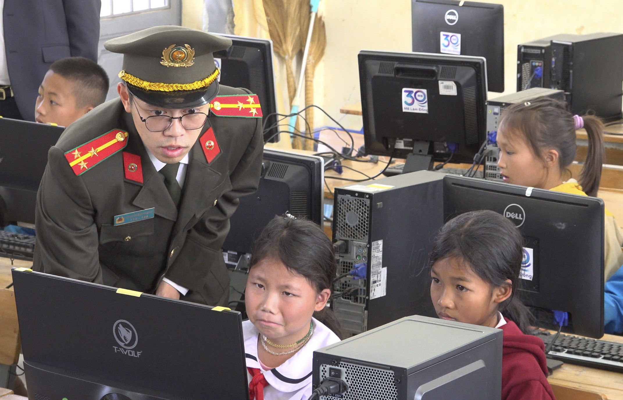 Học sinh tiểu học vùng sâu ở Lâm Đồng có cơ hội tiếp cận công nghệ thông tin- Ảnh 2.