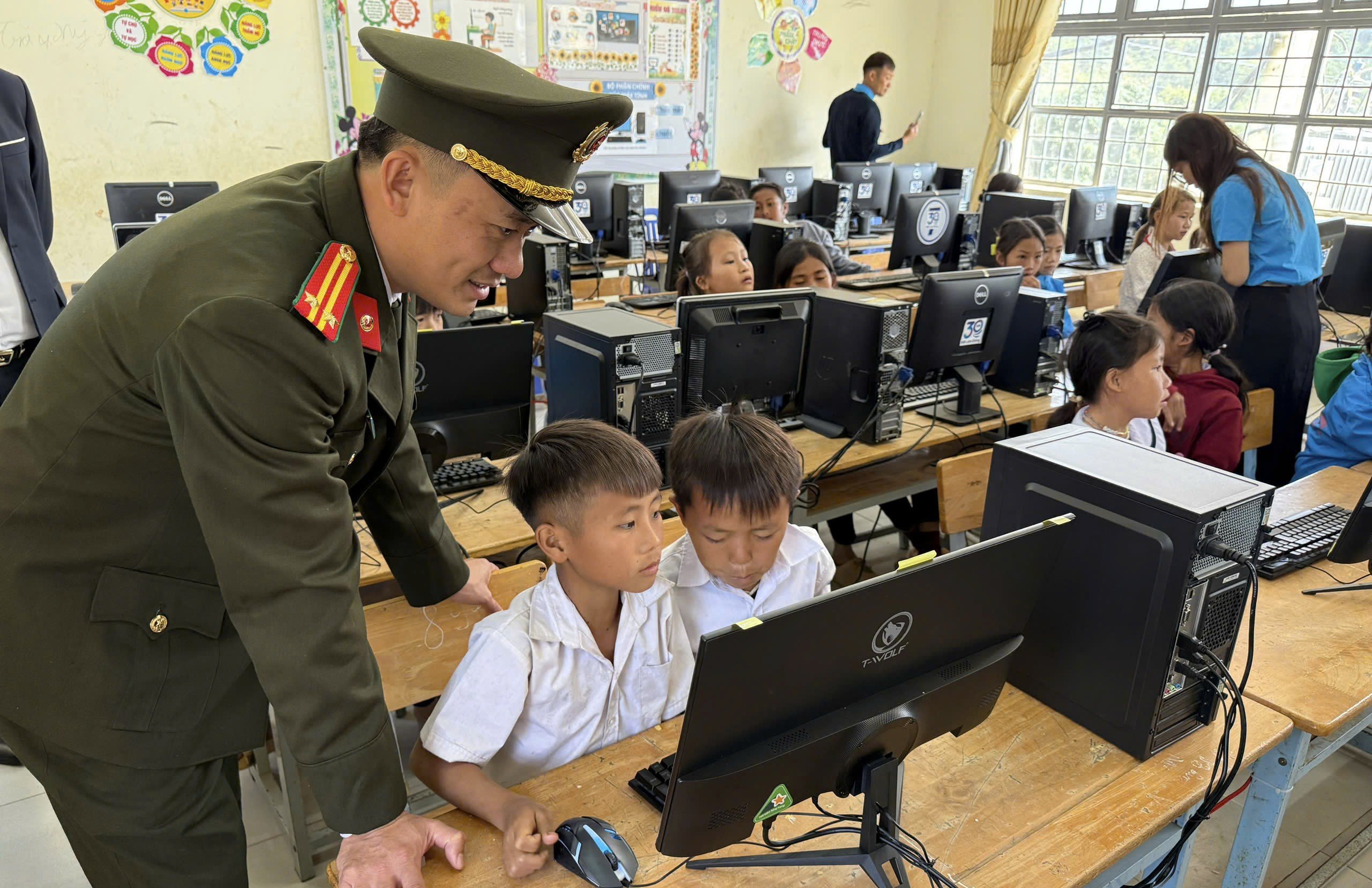 Học sinh tiểu học vùng sâu ở Lâm Đồng có cơ hội tiếp cận công nghệ thông tin- Ảnh 3.