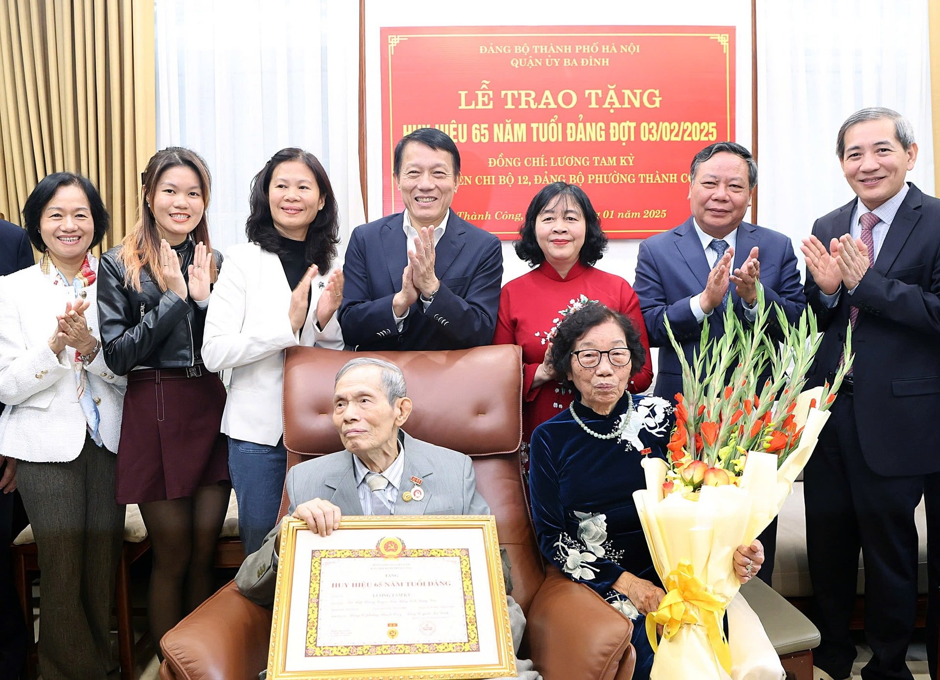 Bí thư Thành uỷ Hà Nội trao Huy hiệu 65 năm tuổi Đảng cho ông Lương Tam Kỳ - Ảnh 1.