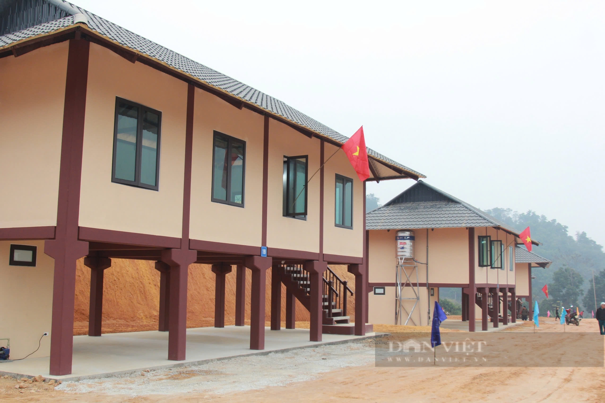 Bàn giao 35 căn nhà cho các hộ dân thôn Át Thượng bị ảnh hưởng do bão Yagi - Ảnh 3.