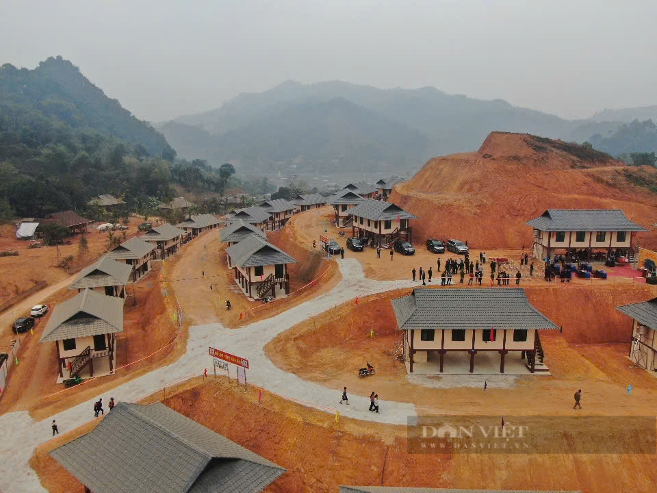 Bàn giao 35 căn nhà cho các hộ dân thôn Át Thượng bị ảnh hưởng do bão Yagi - Ảnh 1.