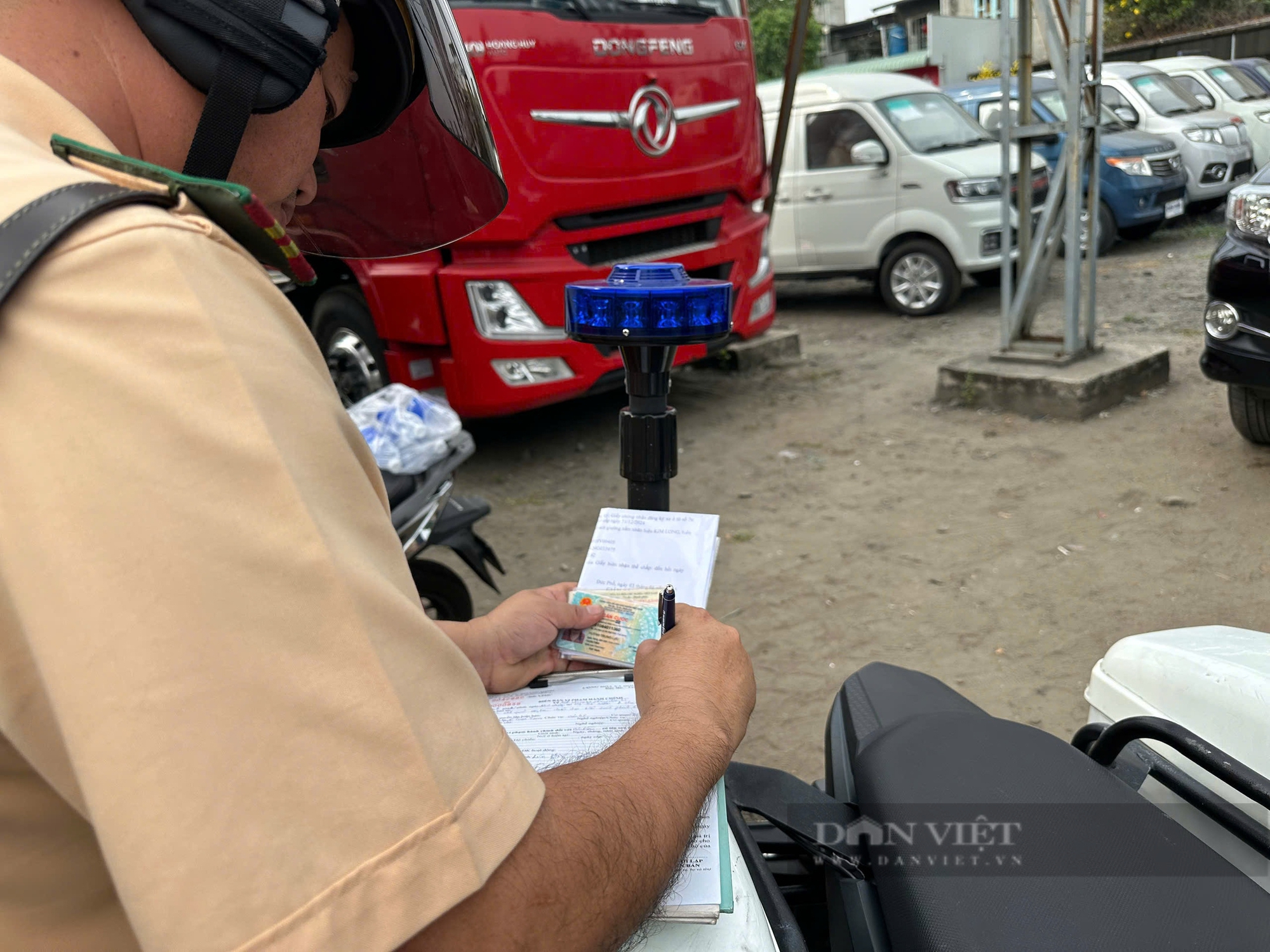 Dừng trả khách không đúng quy định trước thềm Tết Ất Tỵ, nhiều xe khách bị CSGT TP.HCM tuýt còi  - Ảnh 1.