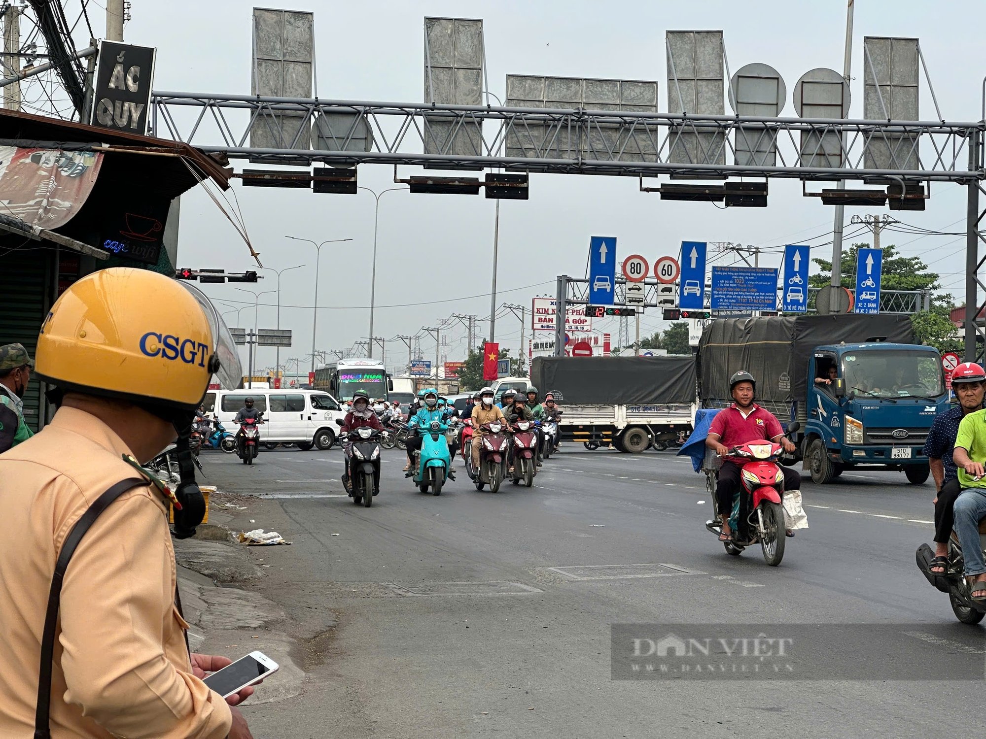 Dừng trả khách không đúng quy định trước thềm Tết Ất Tỵ, nhiều xe khách bị CSGT TP.HCM tuýt còi  - Ảnh 2.