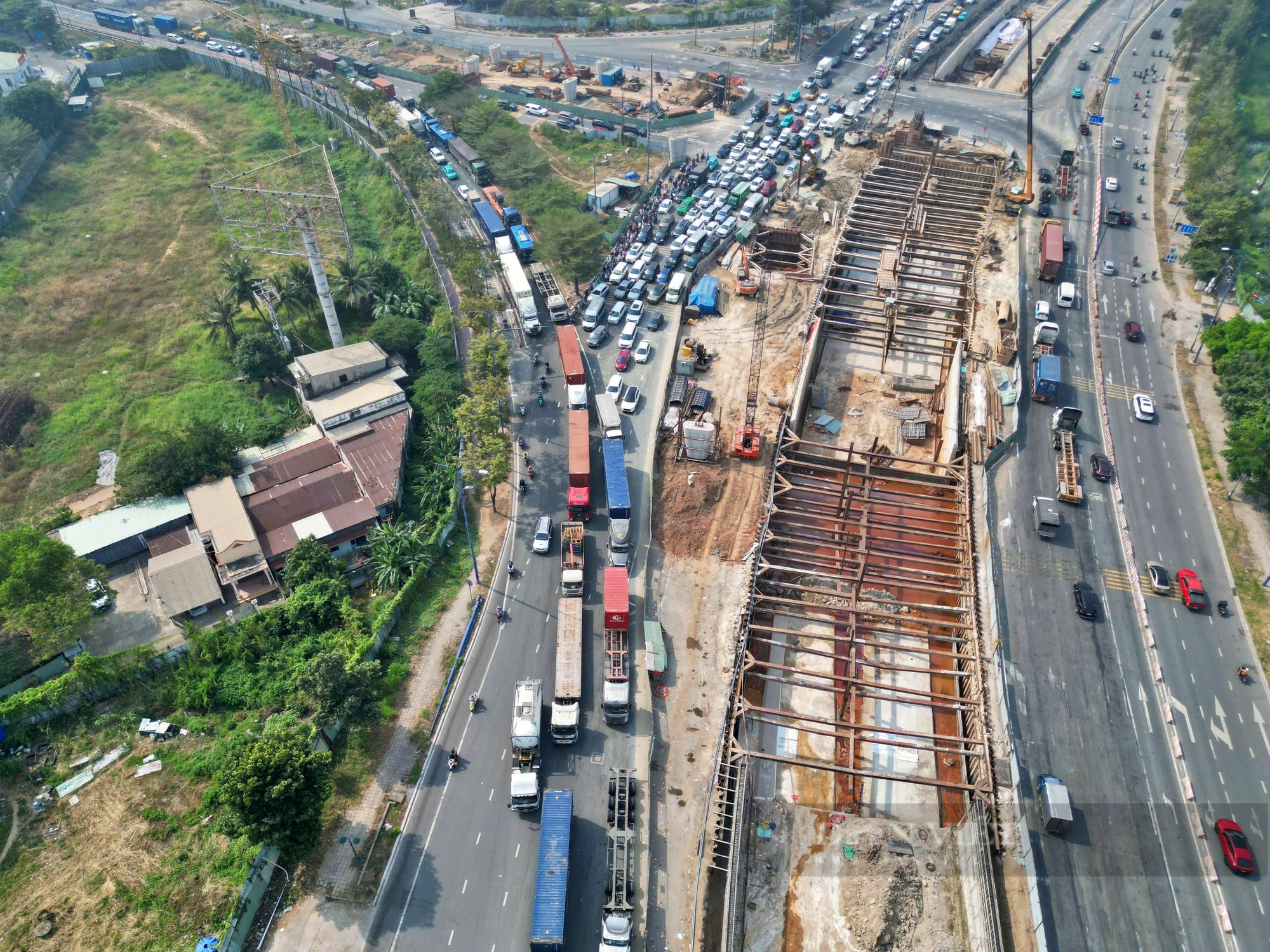 Cận Tết lại thi công dự án, người dân toát mồ hôi lưu thông qua cửa ngõ phía đông TP.HCM- Ảnh 5.