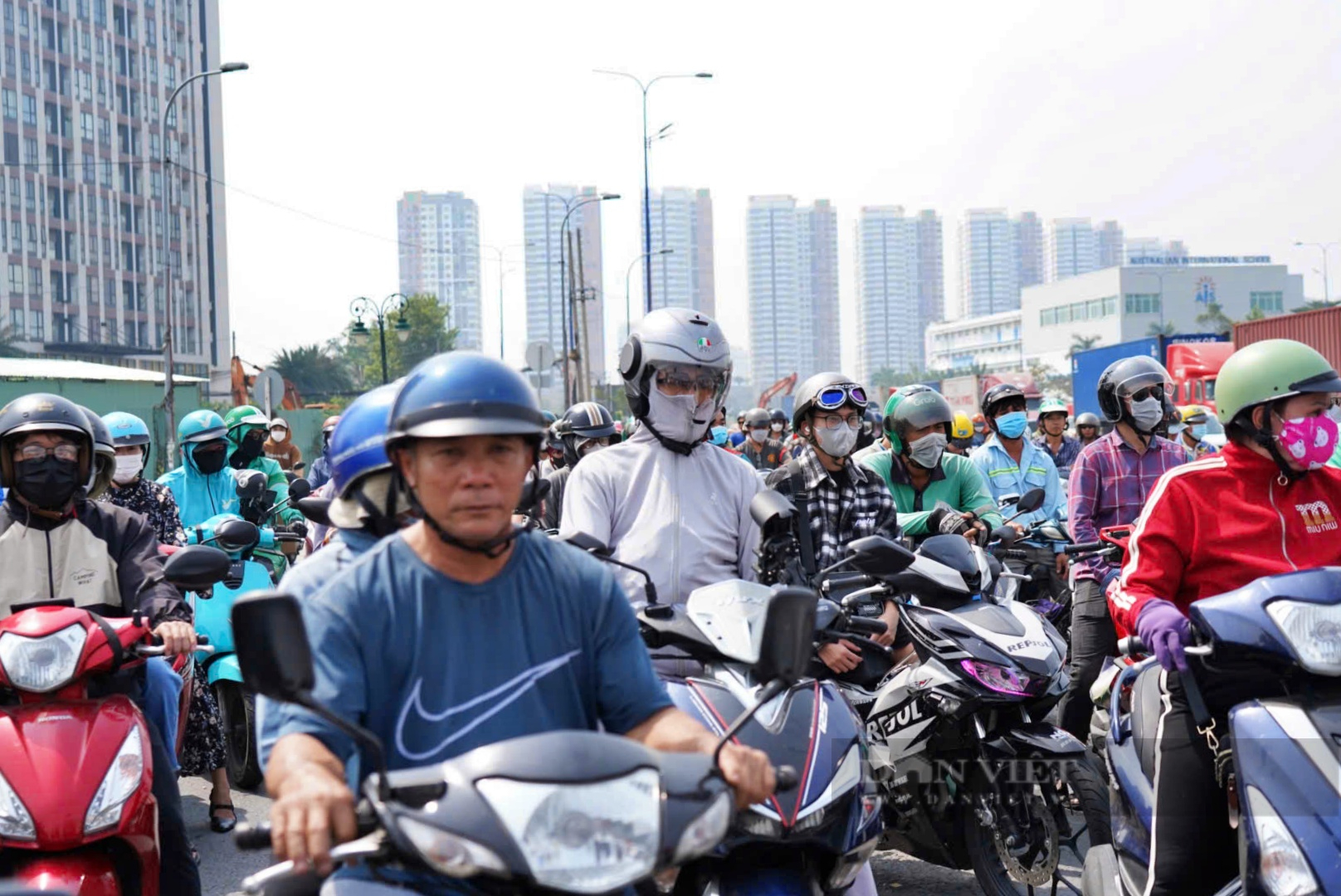 Cận Tết lại thi công dự án, người dân toát mồ hôi lưu thông qua cửa ngõ phía đông TP.HCM- Ảnh 2.