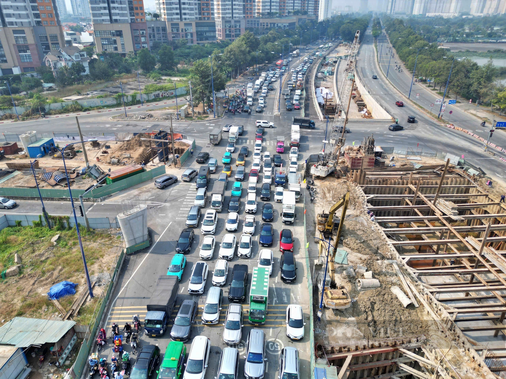 Cận Tết lại thi công dự án, người dân toát mồ hôi lưu thông qua cửa ngõ phía đông TP.HCM- Ảnh 1.