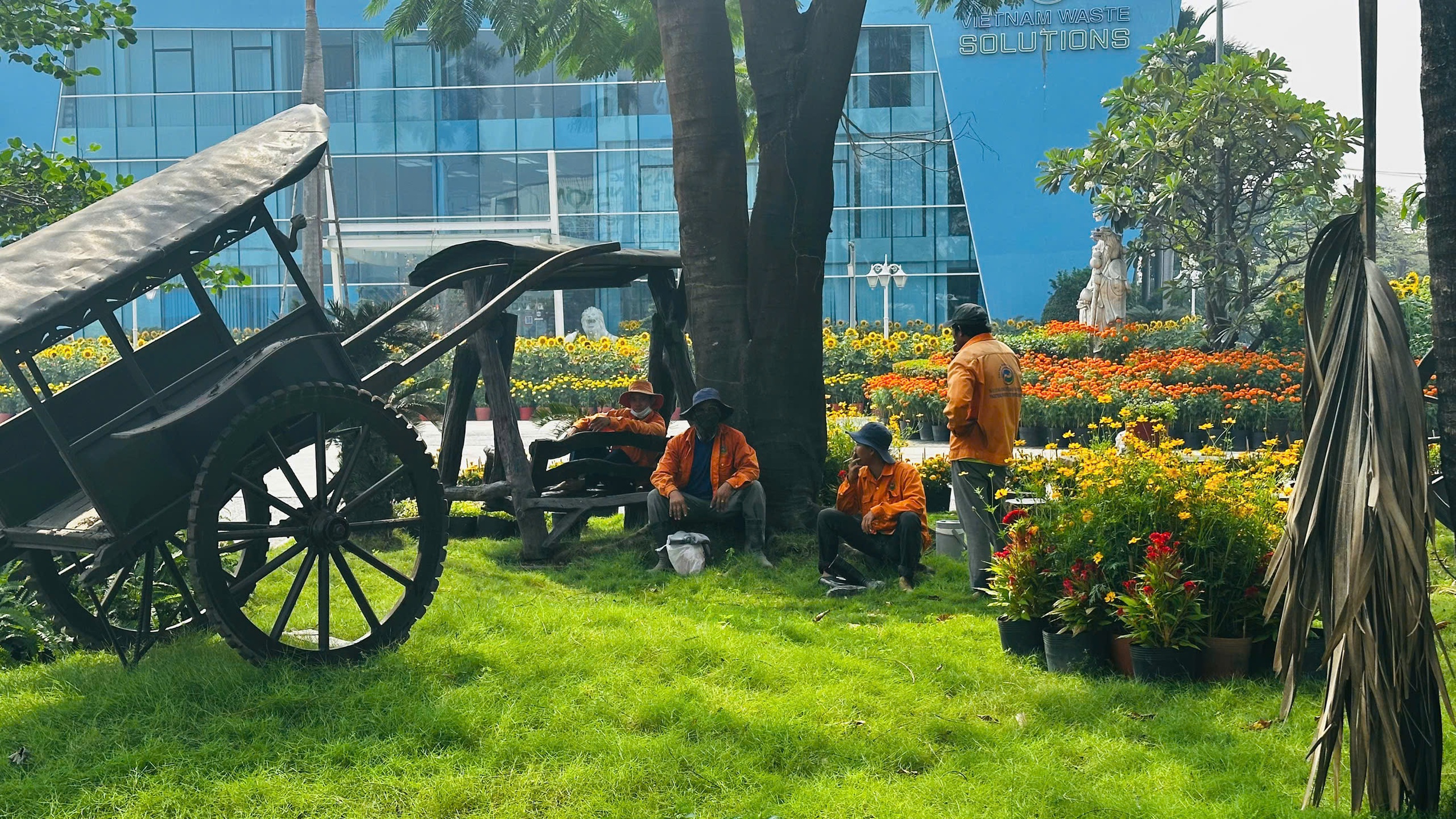 Công nhân môi trường tại TP.HCM đình công vì chưa được trả tiền lương và thưởng Tết - Ảnh 1.