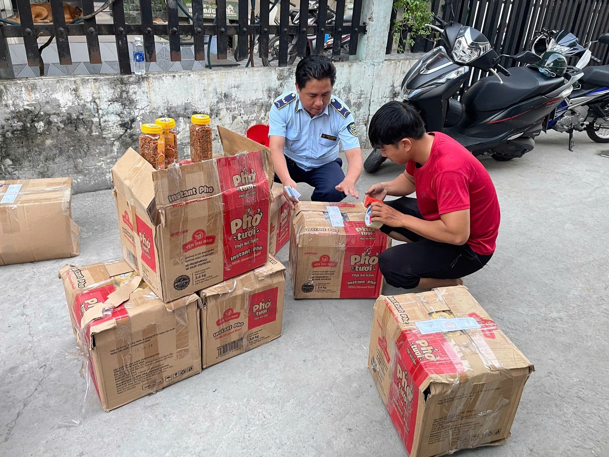 100kg đào sấy dẽo và 290 hộp loại 230gr/hộp tép sấy không có hóa đơn chứng từ ở Hóc Môn - Ảnh 1.