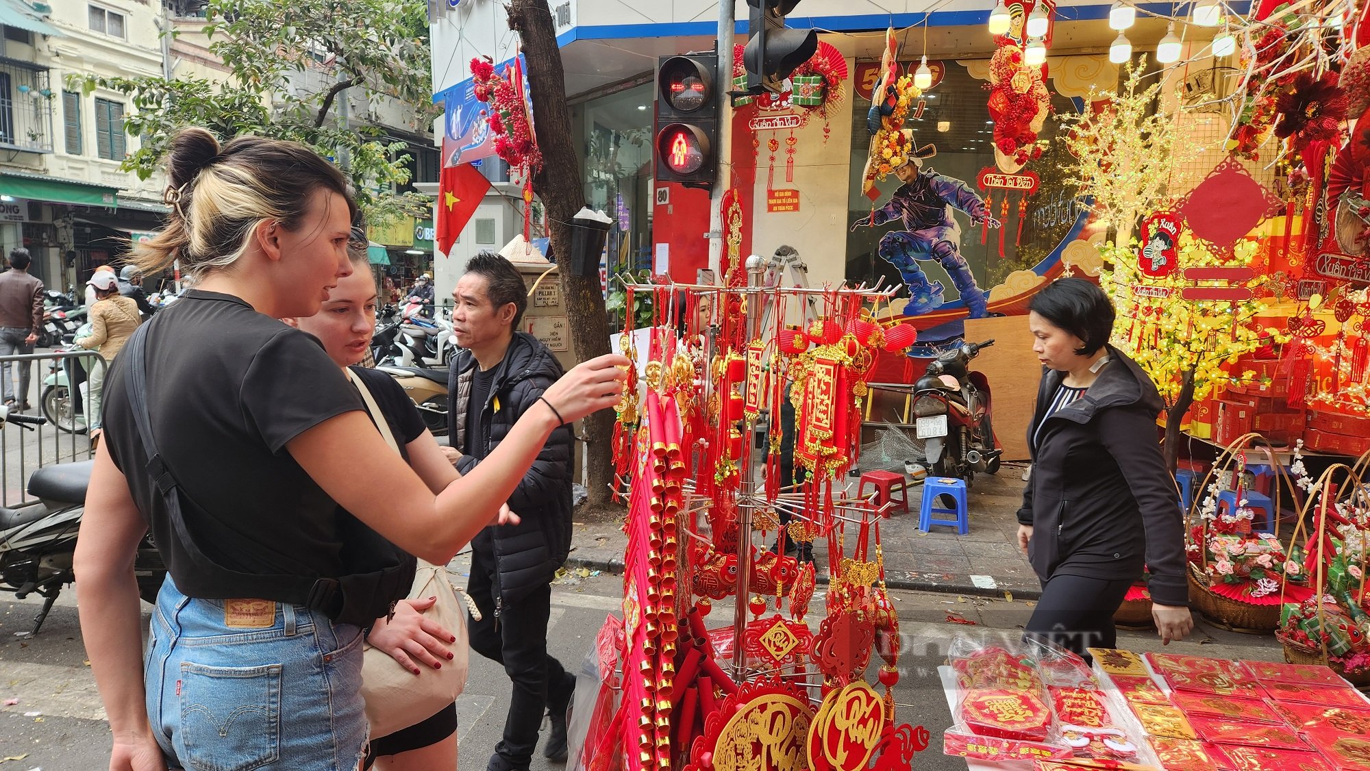 Cận Tết Nguyên đán 2025: Hàng hóa đa dạng, khách mua "nườm nượp" khu vực phố cổ Hà Nội- Ảnh 2.