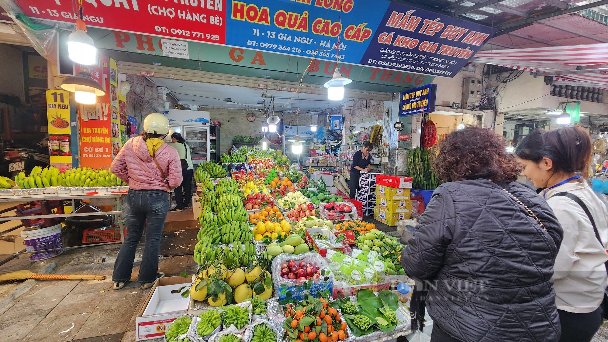 Cận Tết Nguyên đán 2025: Hàng hóa đa dạng, khách mua "nườm nượp" khu vực phố cổ Hà Nội- Ảnh 9.