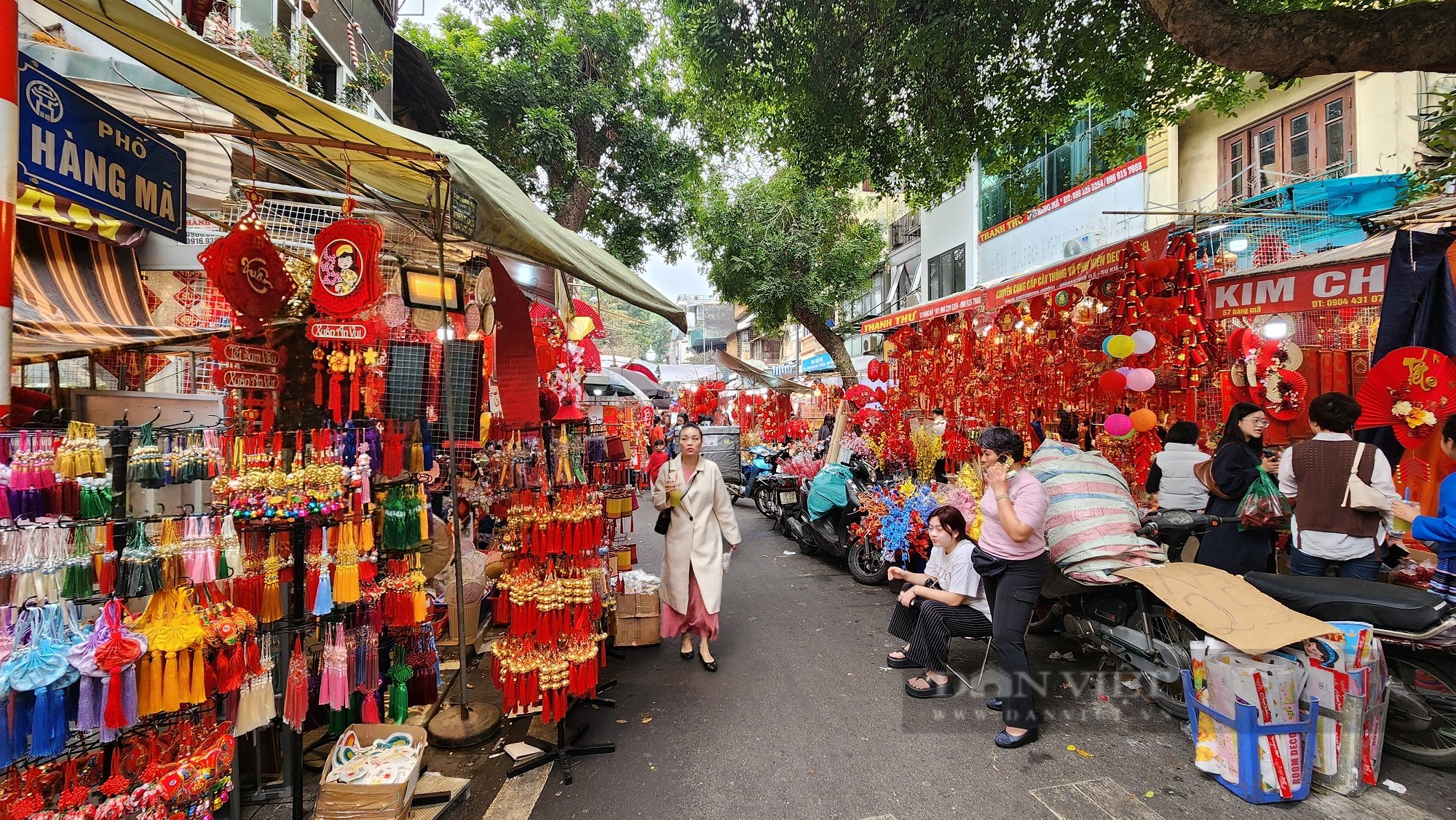 Cận Tết Nguyên đán 2025: Hàng hóa đa dạng, khách mua "nườm nượp" khu vực phố cổ Hà Nội- Ảnh 1.