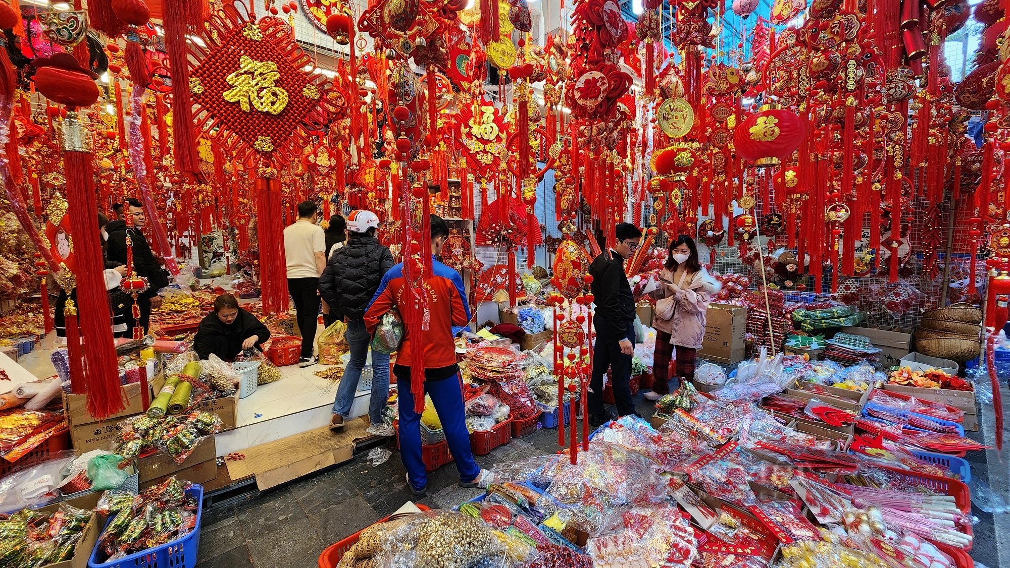 Cận Tết Nguyên đán 2025: Hàng hóa đa dạng, khách mua "nườm nượp" khu vực phố cổ Hà Nội- Ảnh 3.